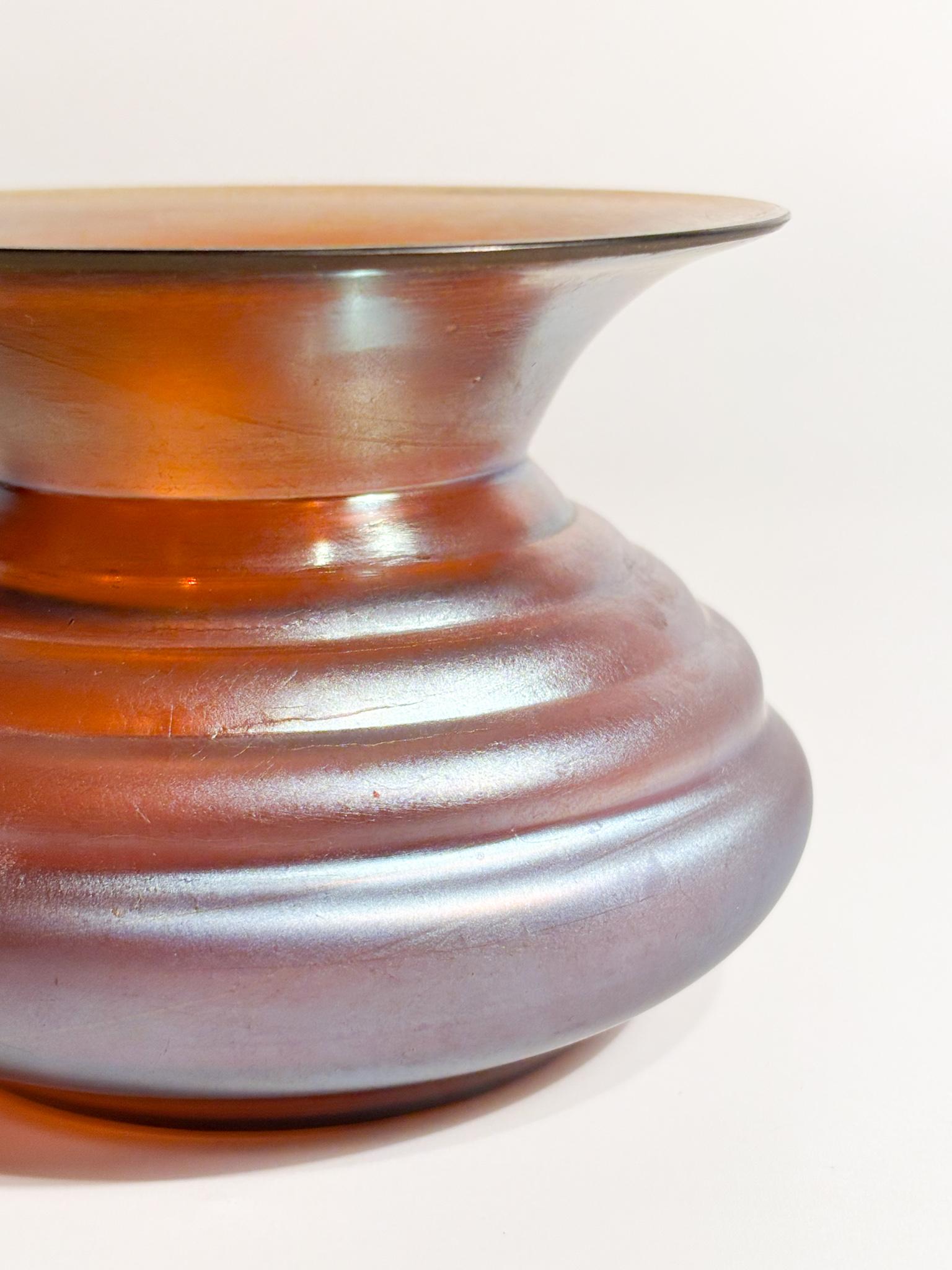 Vaso in vetro iridescente multicolore soffiato a mano di Loetz Glass degli anni '30 in vendita 1