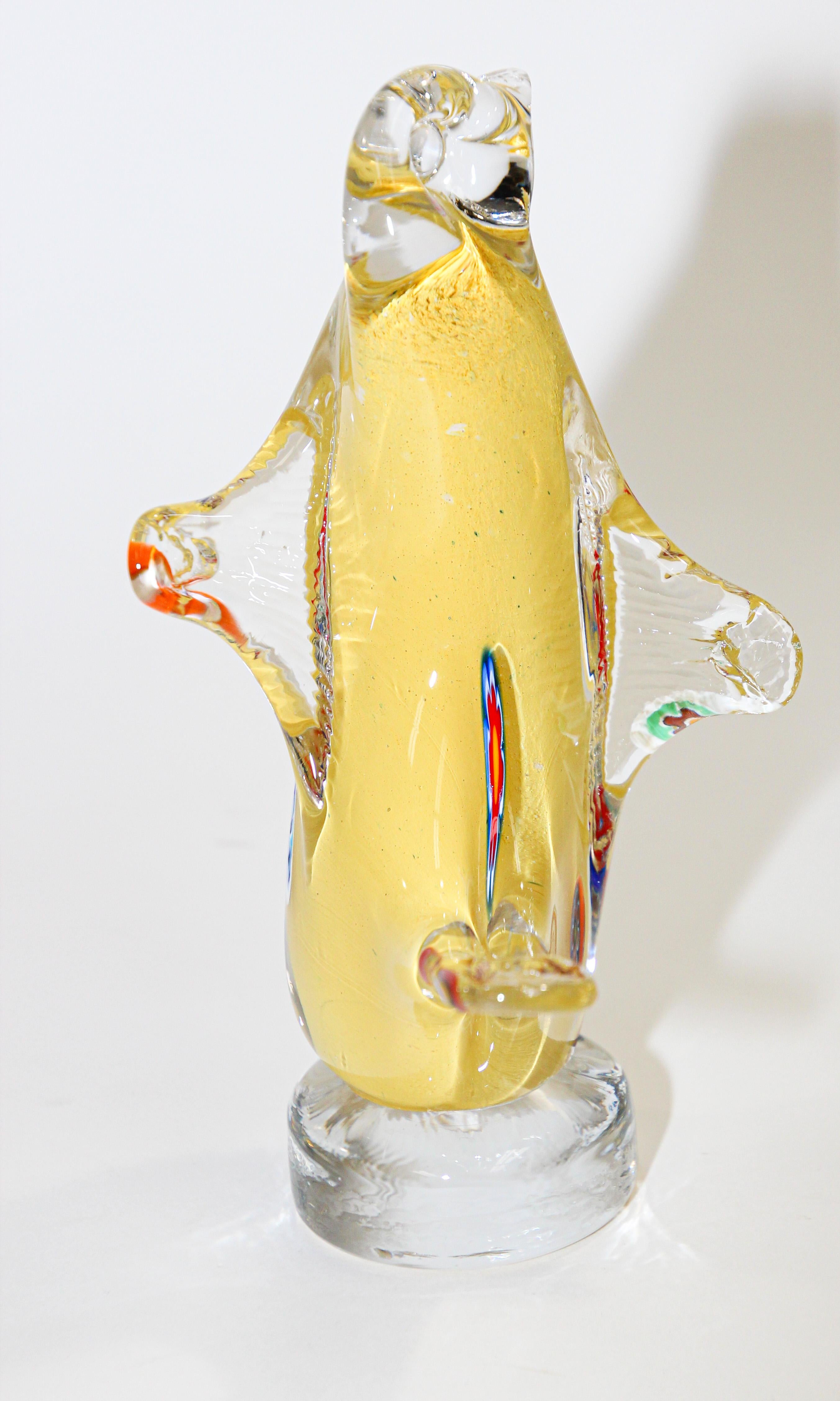 Vintage Murano art glass hand blown sculpture bird figurine.
Magnifique oiseau en verre soufflé à la main, datant du milieu du siècle dernier.
Le corps des bulles en verre d'art italien décoré de bulles jaunes et blanches.
Époque Mid-Century