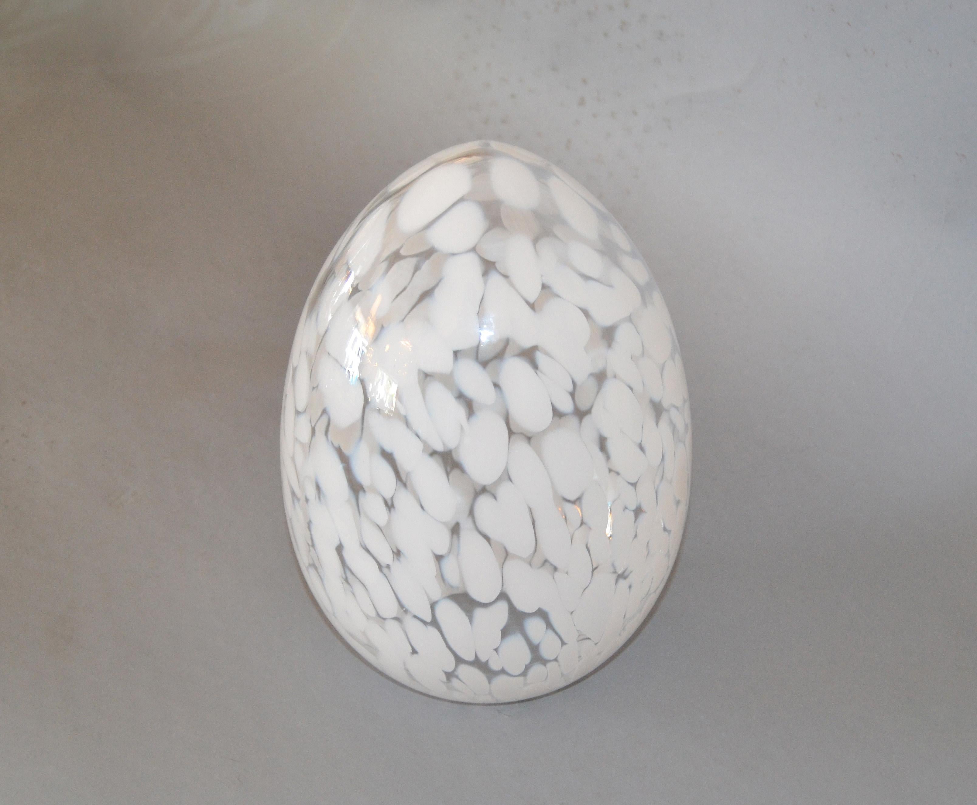 Small hand blown Murano art glass egg sculpture.
Made in Italy.