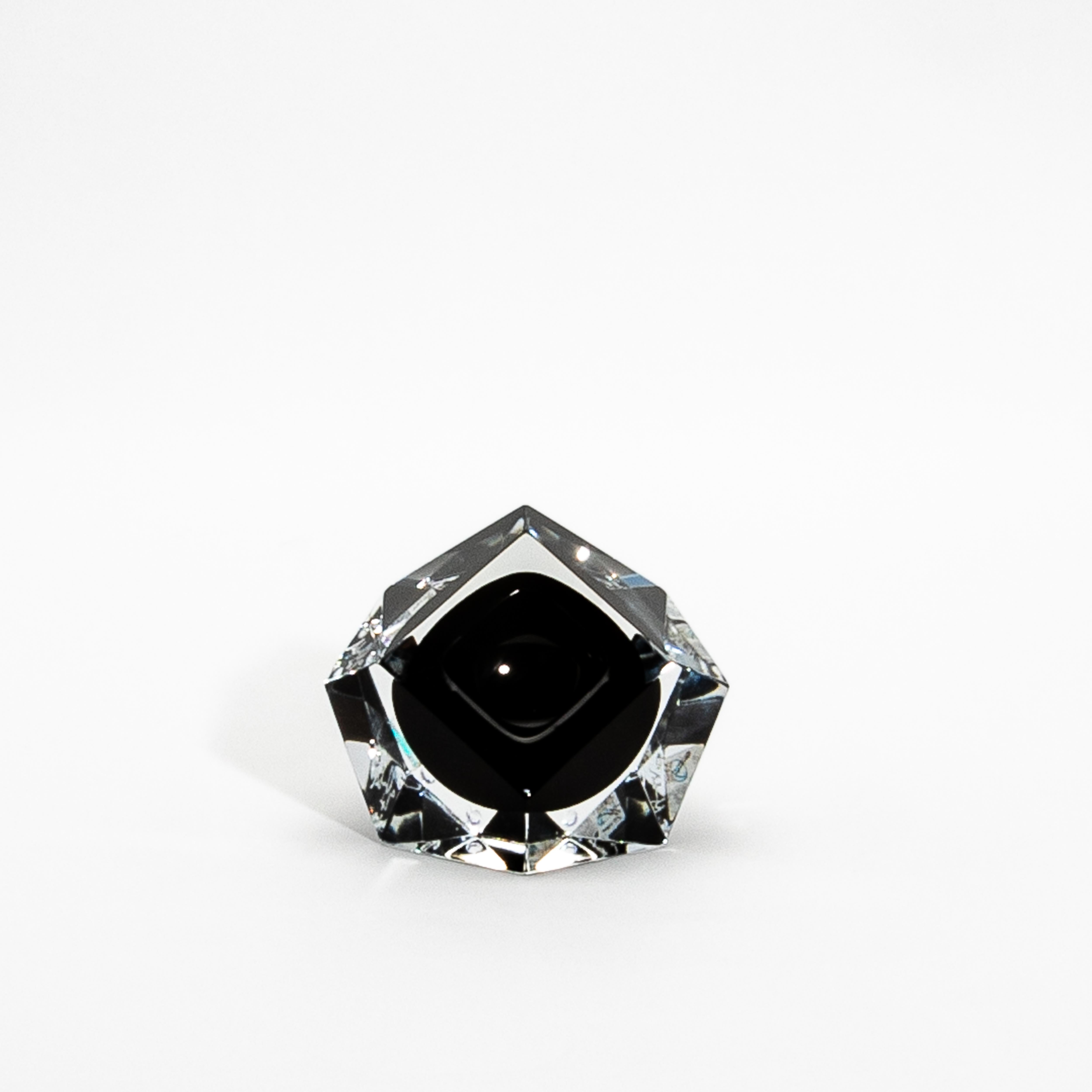 Questo squisito posacenere di Murano soffiato a mano è un vero capolavoro dell'arte vetraria veneziana, che combina eleganza e funzionalità in un unico design di lusso. Realizzato con il miglior vetro di Murano, le sue sorprendenti tonalità chiare e