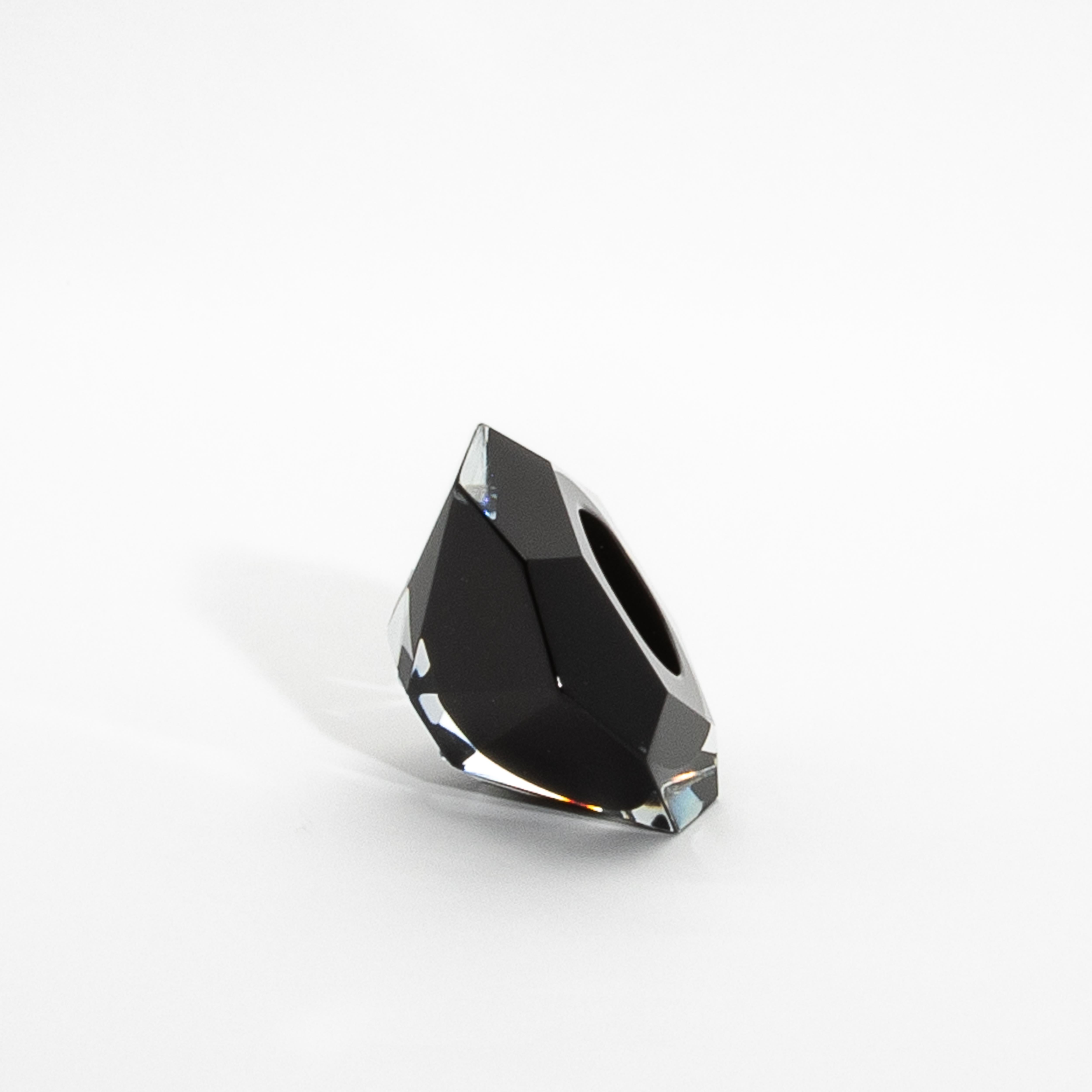 Questo straordinario posacenere in vetro di Murano soffiato a mano esemplifica l'eleganza e la maestria senza pari dell'arte vetraria veneziana. La sua caratteristica silhouette sfaccettata, che ricorda una gemma preziosa, è scolpita in vetro