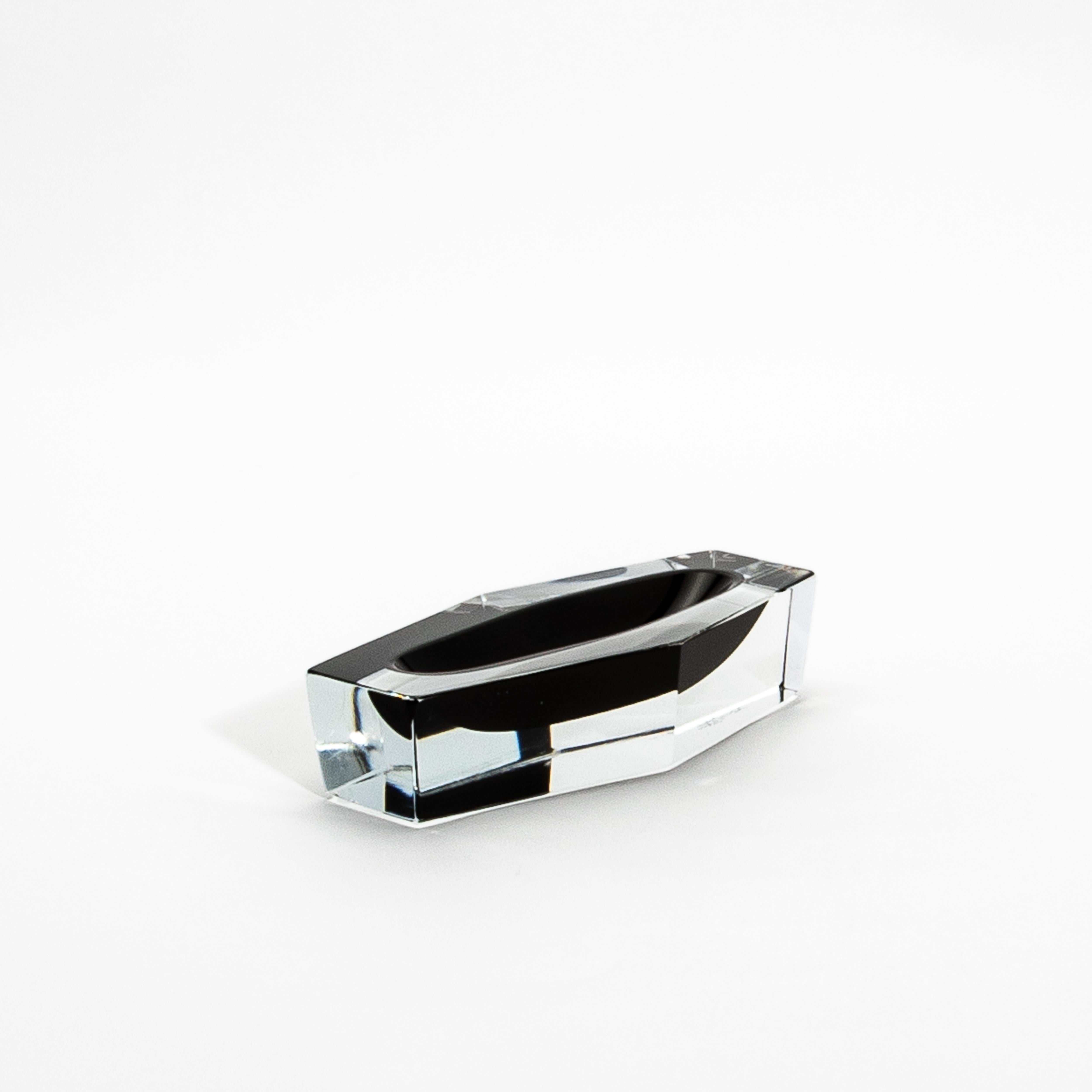 Dieser mundgeblasene Murano-Aschenbecher in Onyx Black ist ein Beispiel für die Raffinesse und Kunstfertigkeit der Murano-Kunst. Seine geometrische Form und die präzisen Konturen schaffen ein beeindruckendes Gleichgewicht zwischen moderner Eleganz