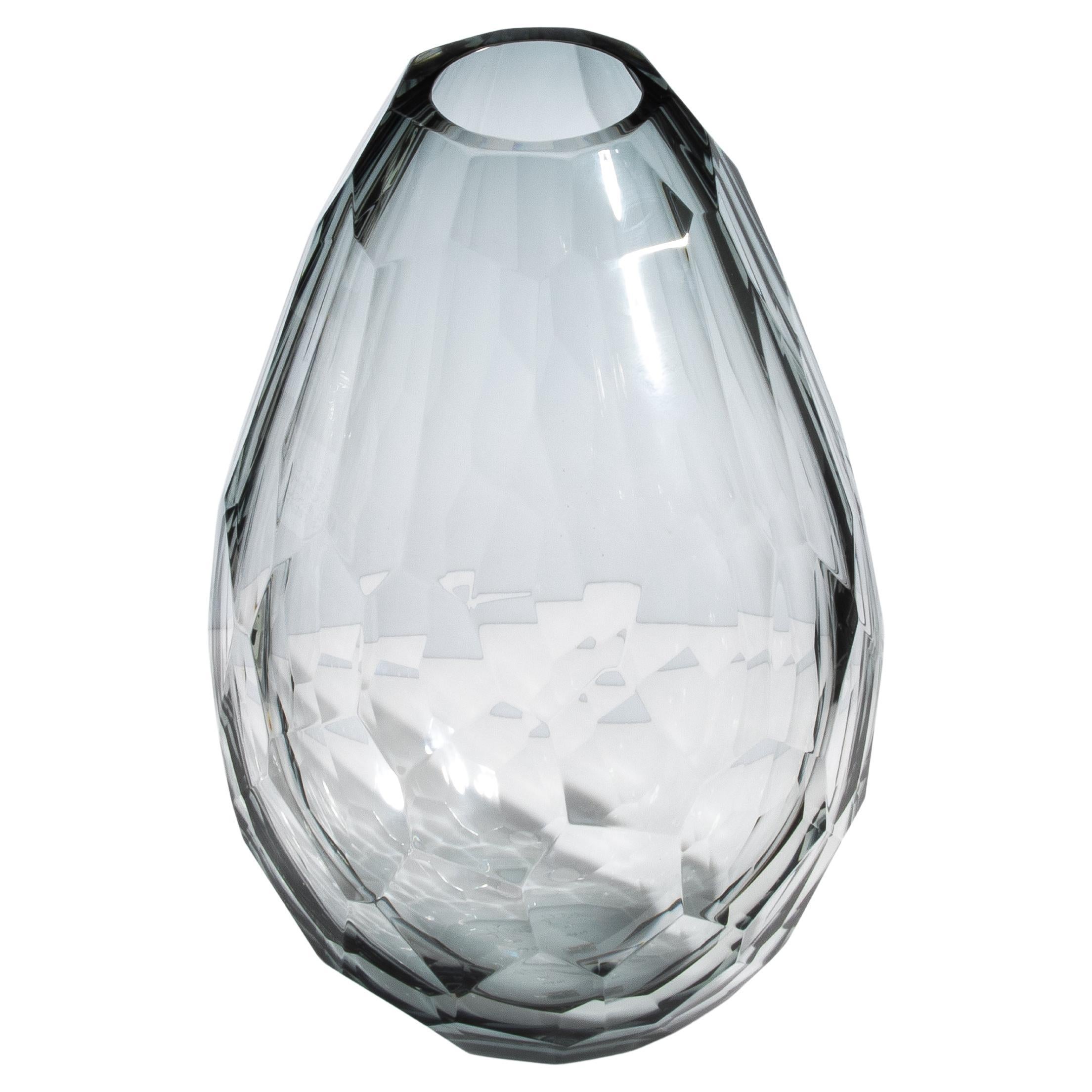 Inspirado en la grandeza de la arquitectura italiana y la elegancia del diseño moderno, este jarrón de Murano encierra un encanto sofisticado. El tono gris claro aporta una sensación de calma y refinamiento, que recuerda a las mañanas brumosas de