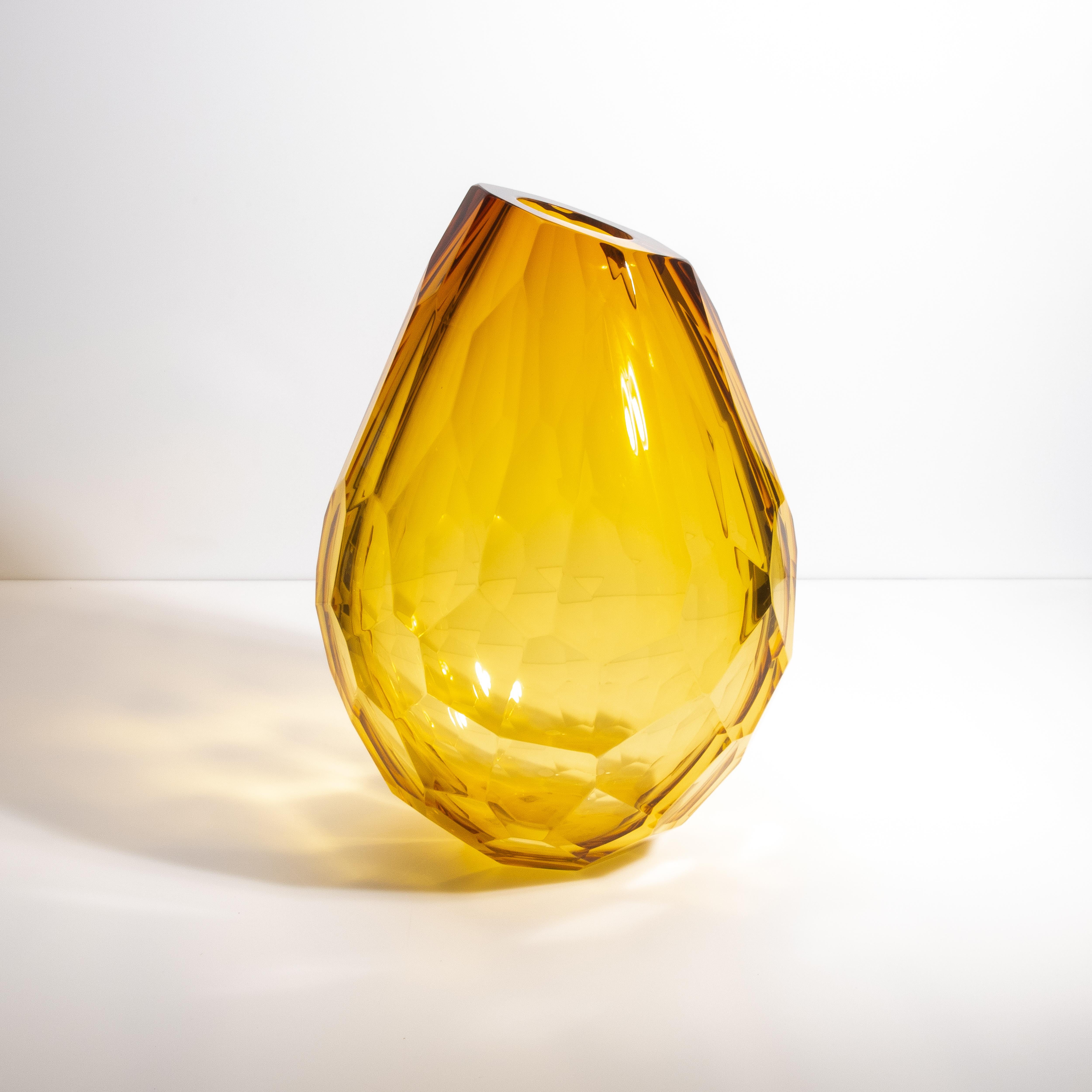 Inspirado en la grandeza de la arquitectura italiana y la elegancia del diseño moderno, este jarrón de Murano encierra un encanto sofisticado. El tono ámbar del atardecer aporta una sensación de calidez y refinamiento, que recuerda a la hora dorada