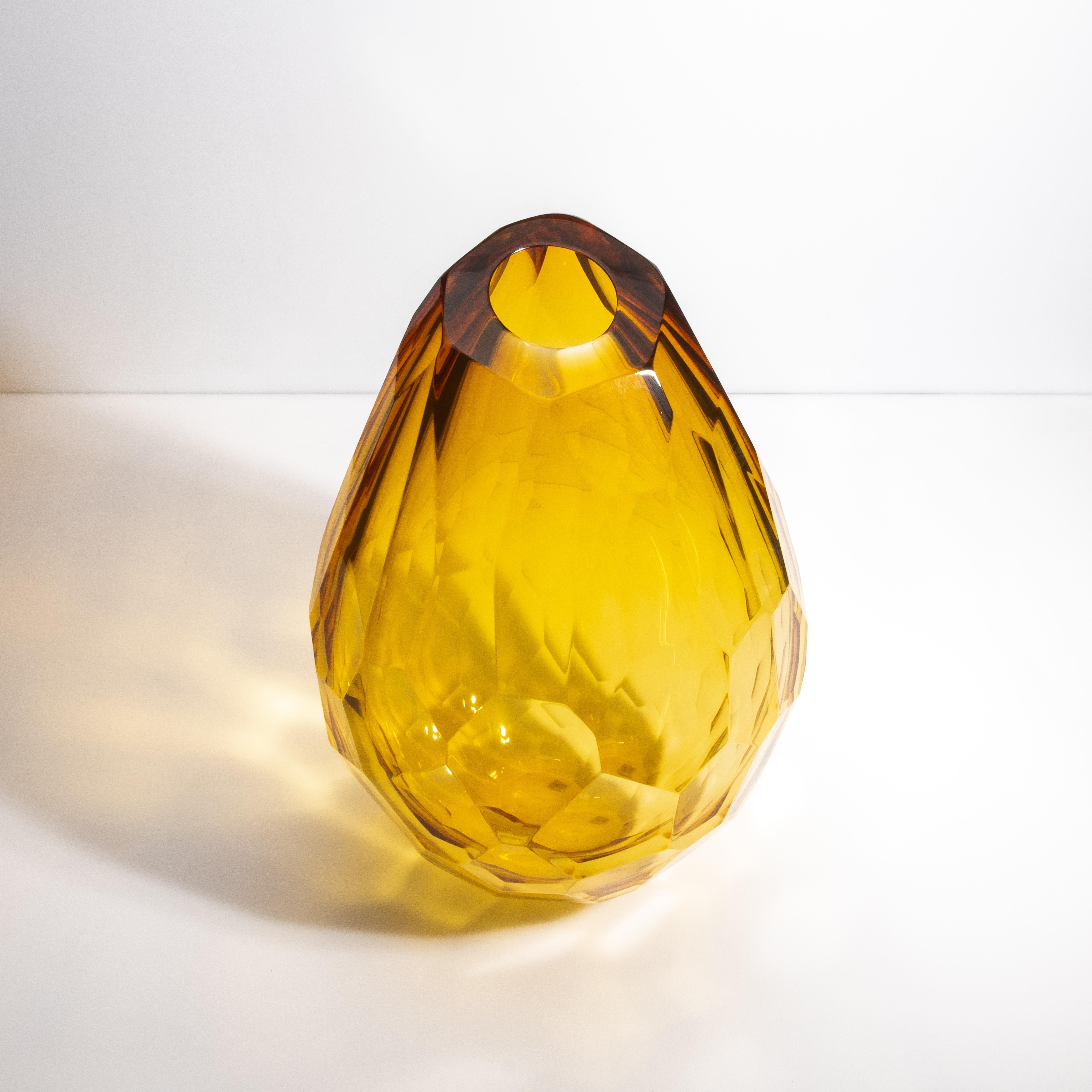 Jarrón Barril de Murano Soplado a Mano en Ámbar con Corte Lateral Italiano en venta