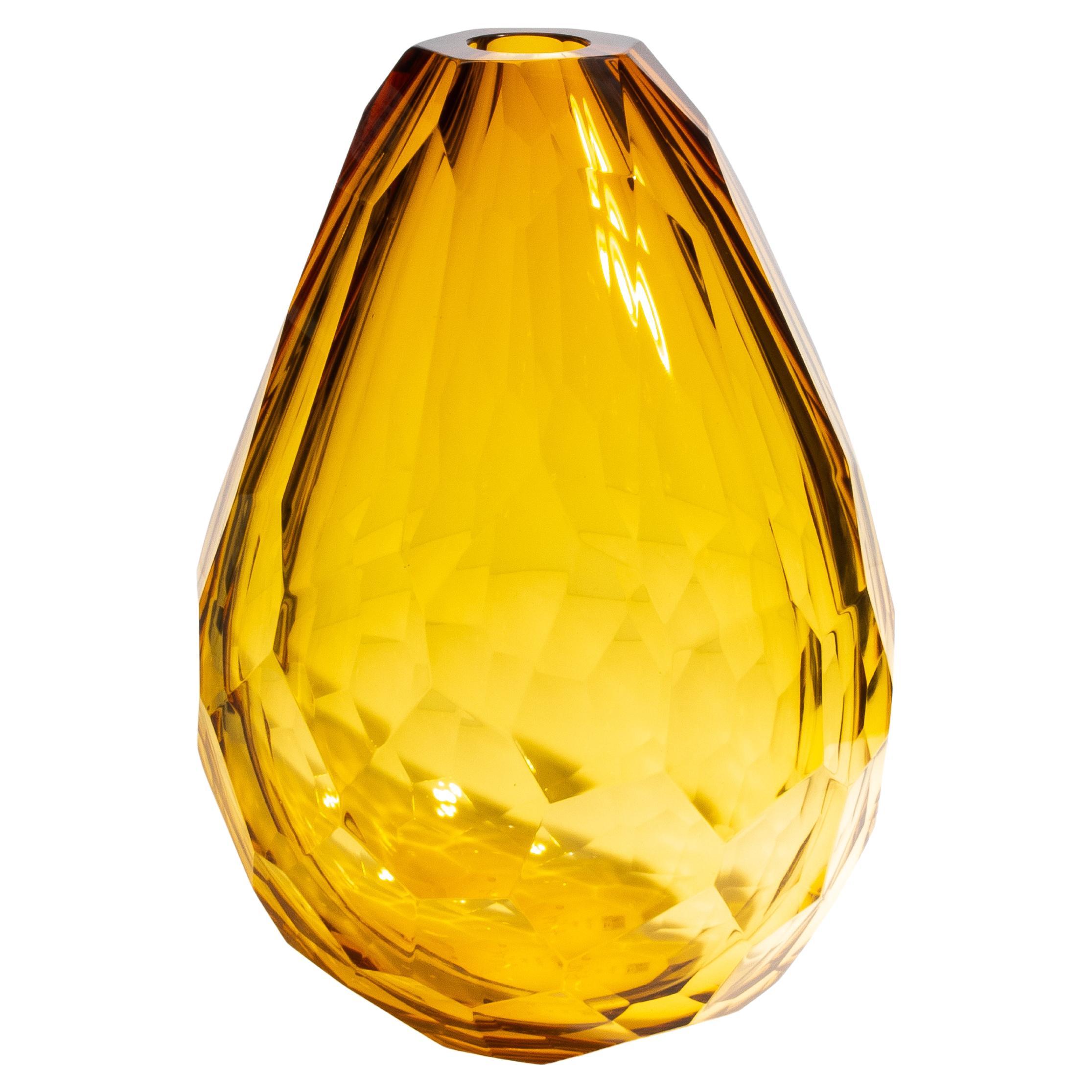 Este jarrón ámbar, un exquisito complemento para la decoración de tu hogar, encarna el culmen del lujo y la sofisticación. Elaborado con meticulosa precisión, el jarrón presenta un asombroso tono ámbar que irradia calidez y elegancia. El diseño