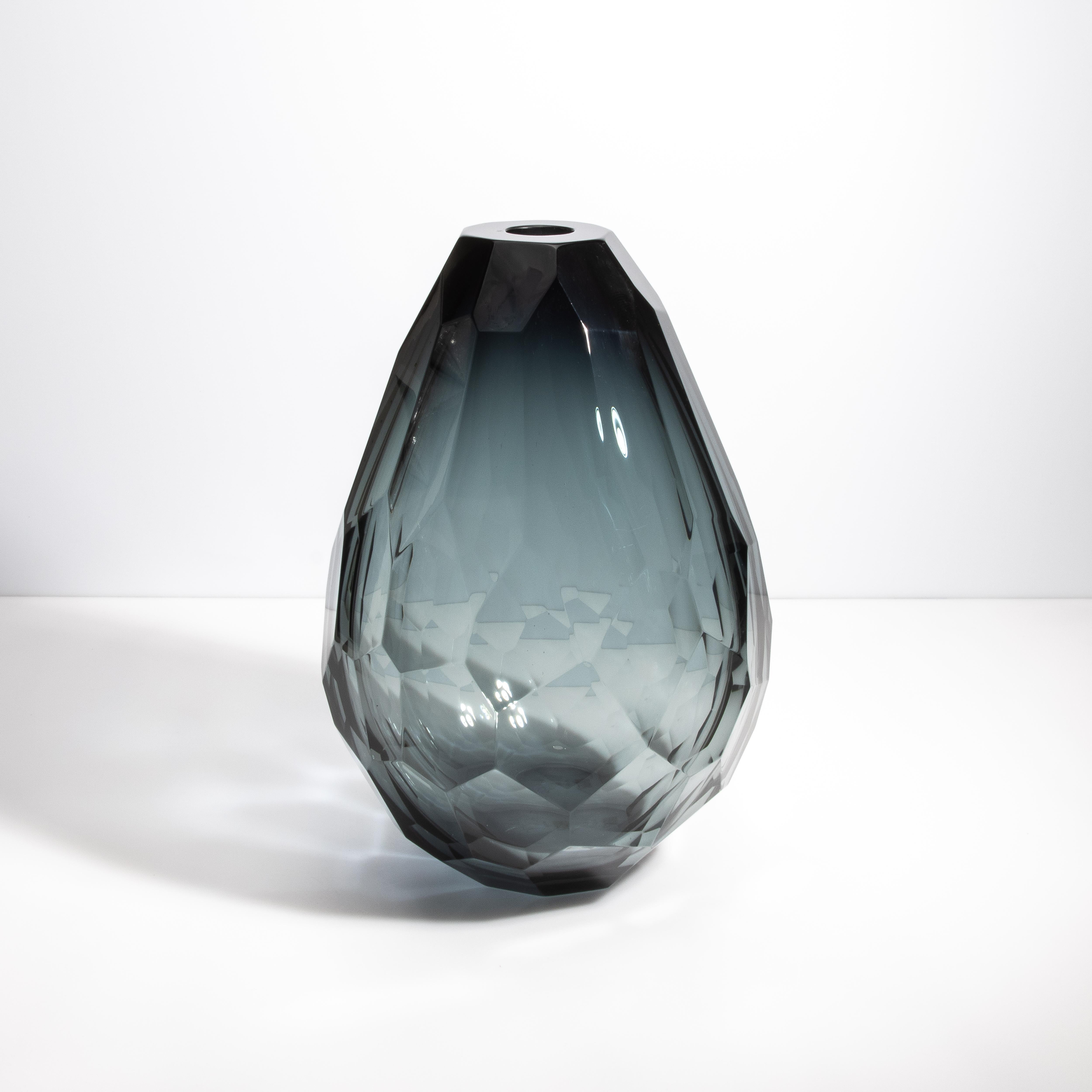 Questo vaso di Murano è un pezzo esemplare di arte vetraria moderna, che combina l'artigianato tradizionale con un design elegante e contemporaneo. Questo vaso presenta una silhouette robusta e geometrica, meticolosamente realizzata in vetro di alta