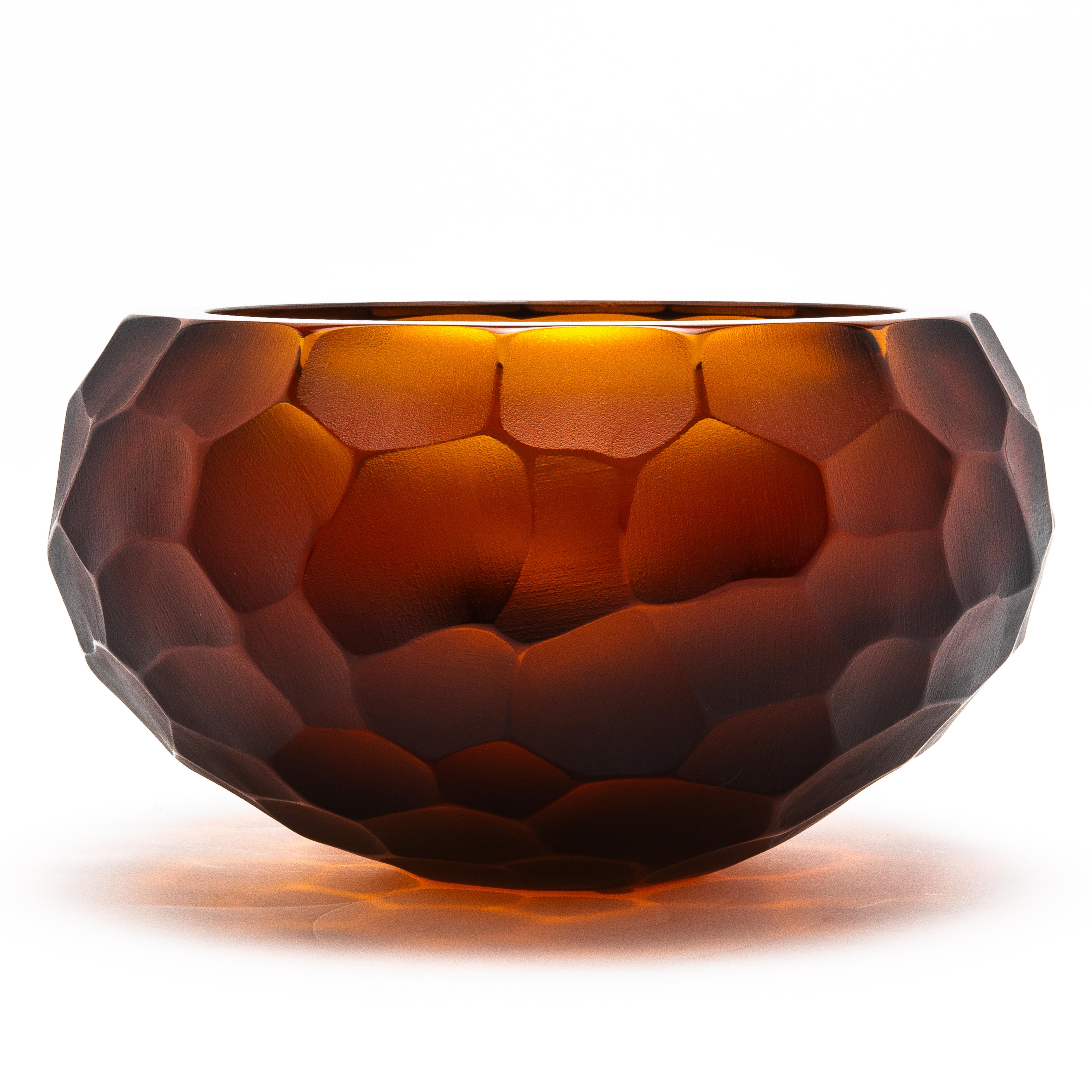 Il Vaso Battuto di Murano in Tabacco, di dimensioni ridotte, è un capolavoro di design e artigianato che prende vita grazie alla rinomata tecnica del battuto. Questo metodo tradizionale veneziano prevede una meticolosa incisione a mano della