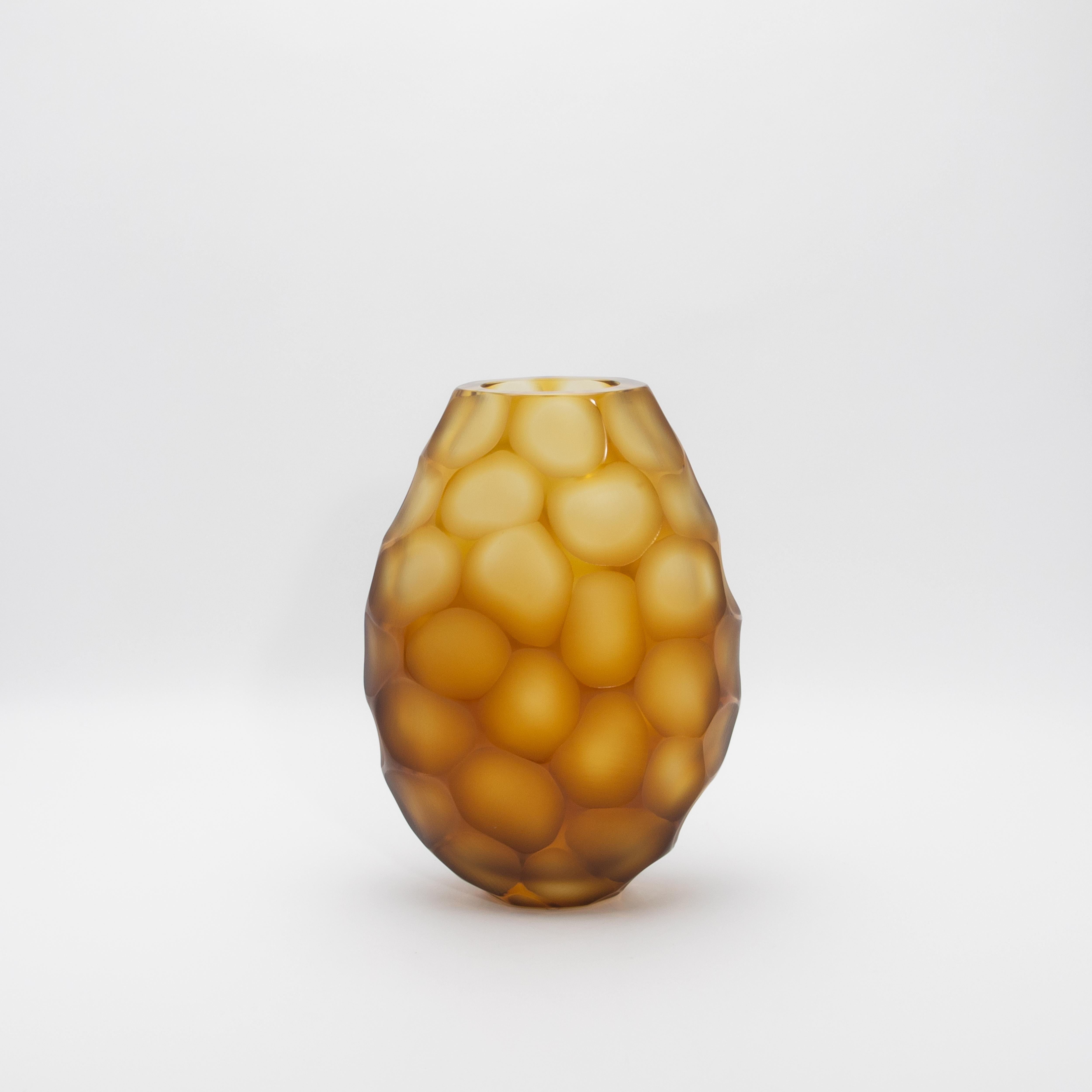 Questo vaso ovale Battuto di Murano soffiato a mano in ambra è una magnifica espressione dell'arte veneziana, progettata per affascinare qualsiasi spazio sofisticato. Il suo lussuoso vetro color miele è stato delicatamente modellato da maestri