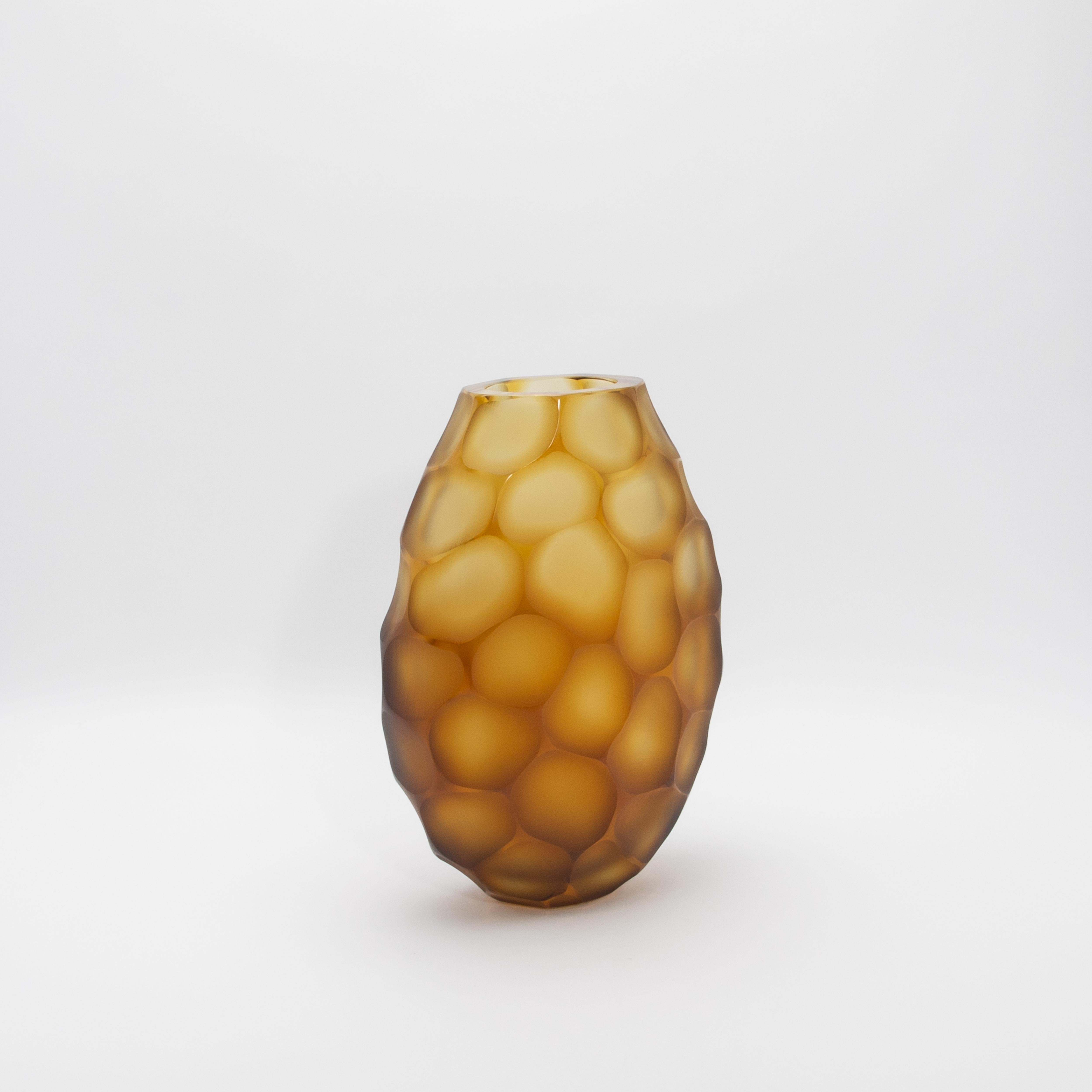 Moderno Vaso ovale Battuto di Murano soffiato a mano in ambra in vendita