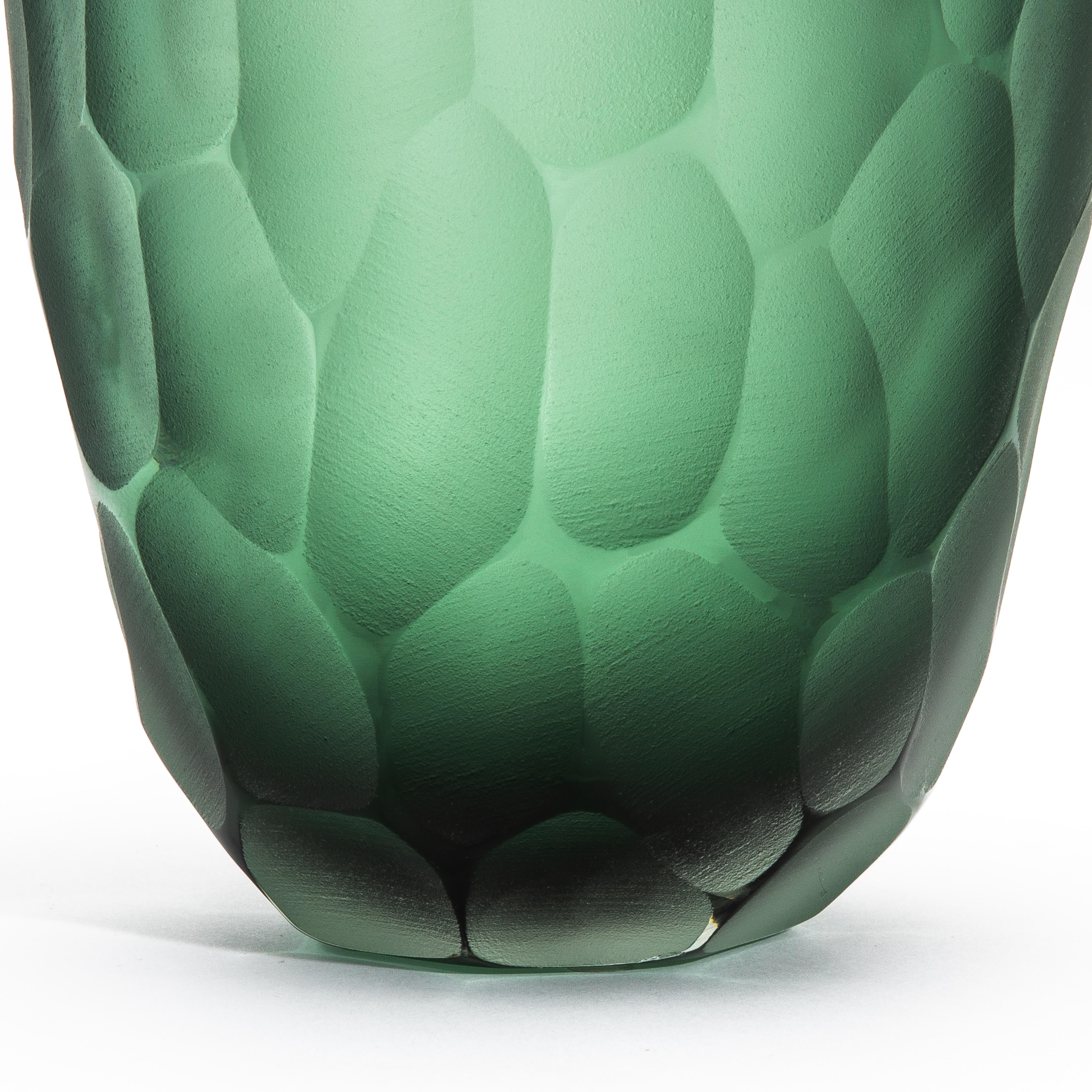 Die Murano Battuto Vase in Smaragdgrün, Größe klein, ist ein Meisterwerk der Kunstfertigkeit und Technik, realisiert durch die ikonische Battuto Methode. Bei diesem altehrwürdigen venezianischen Verfahren wird die Glasoberfläche von Hand