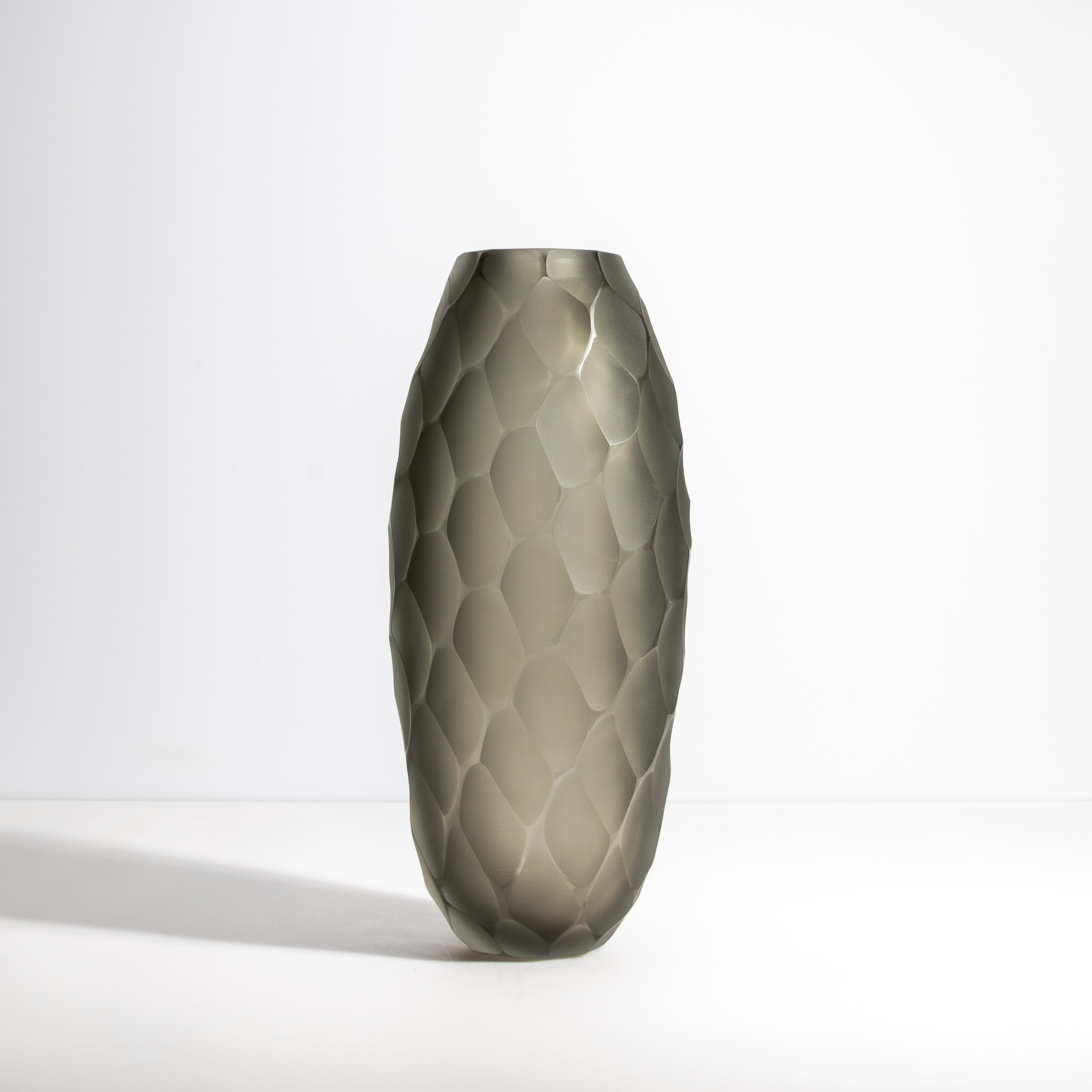 Questo squisito vaso battuto presenta un lussuoso esterno grigio opaco con un motivo unico che ricorda la superficie lunare. Realizzato a mano dai maestri artigiani di Murano, in Italia, i suoi bordi smussati e i dettagli intricati creano