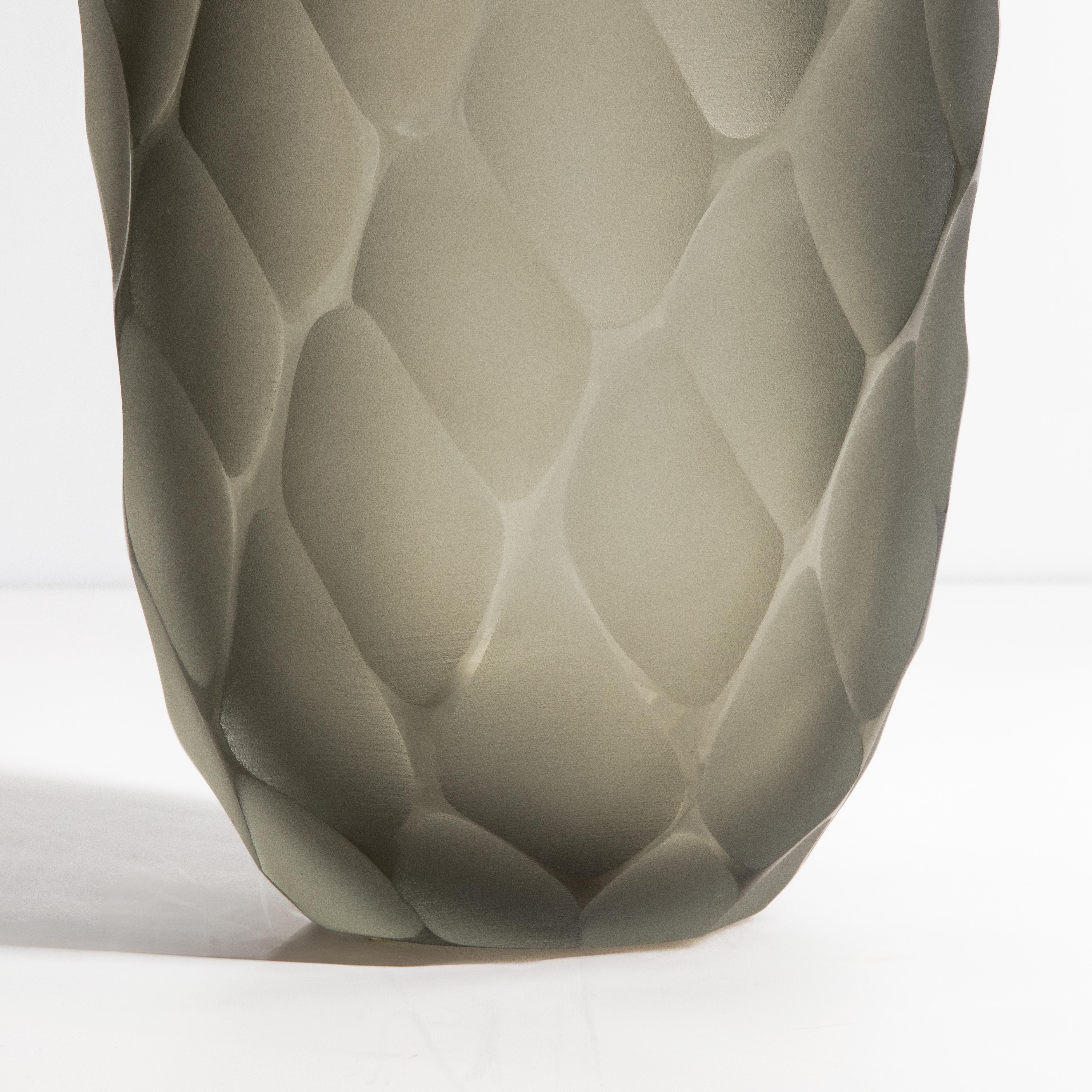 Moderno Vaso Battuto di Murano soffiato a mano in grigio in vendita