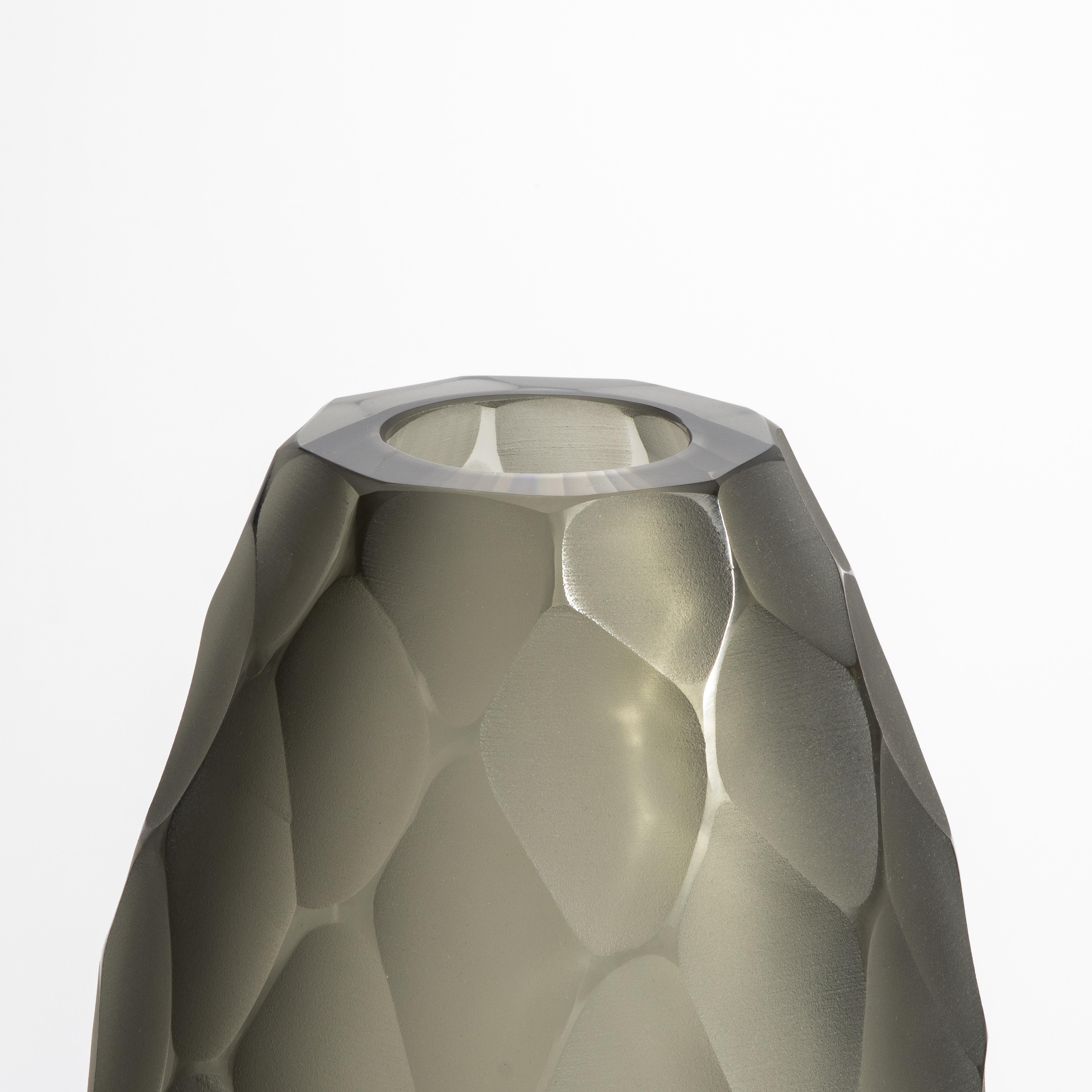 Italiano Vaso Battuto di Murano soffiato a mano in grigio in vendita