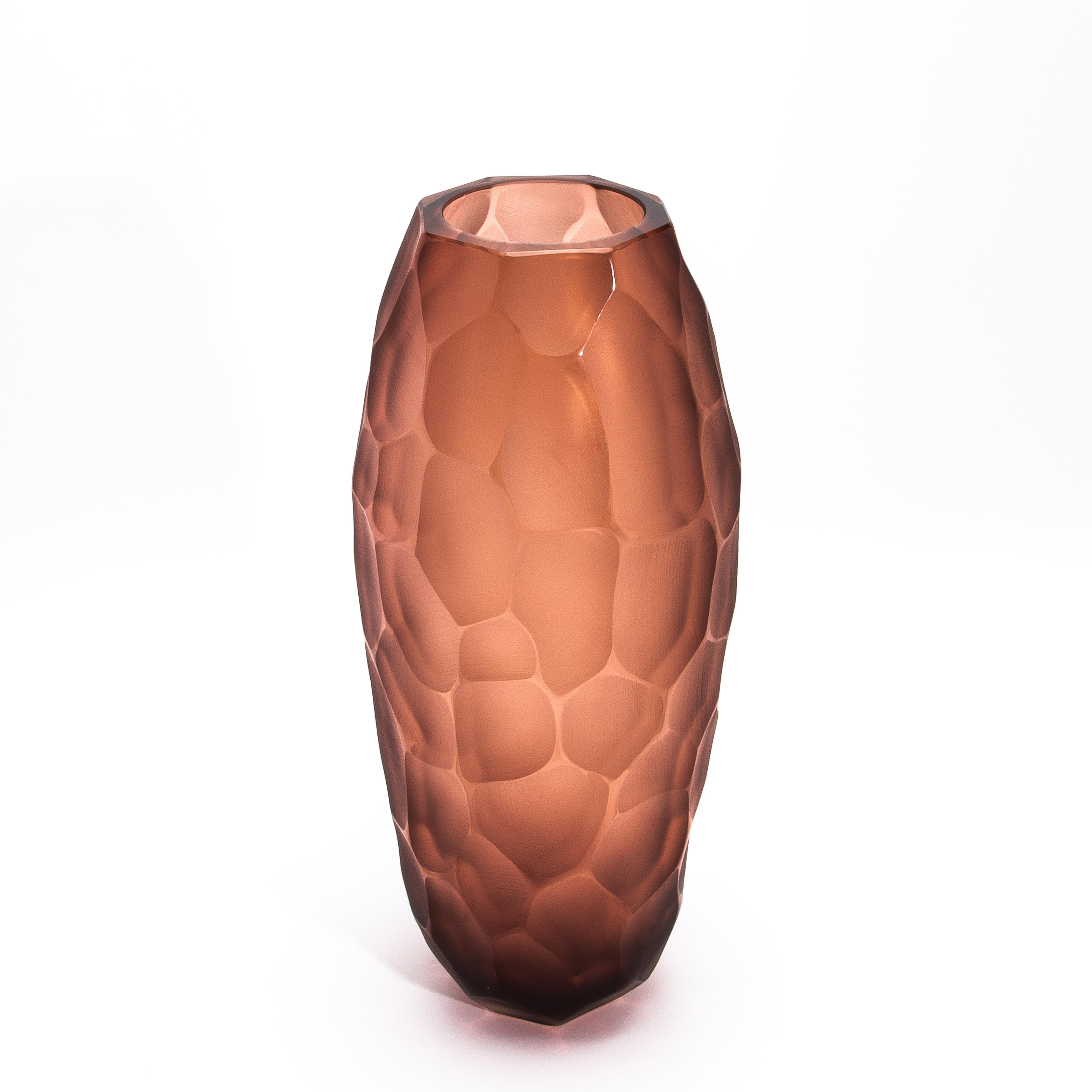 Il Vaso Battuto di Murano in amaretto chiaro, di dimensioni ridotte, è una masterclass di design e artigianato che prende vita grazie alla rinomata tecnica del battuto. Questo metodo tradizionale veneziano prevede una meticolosa incisione a mano