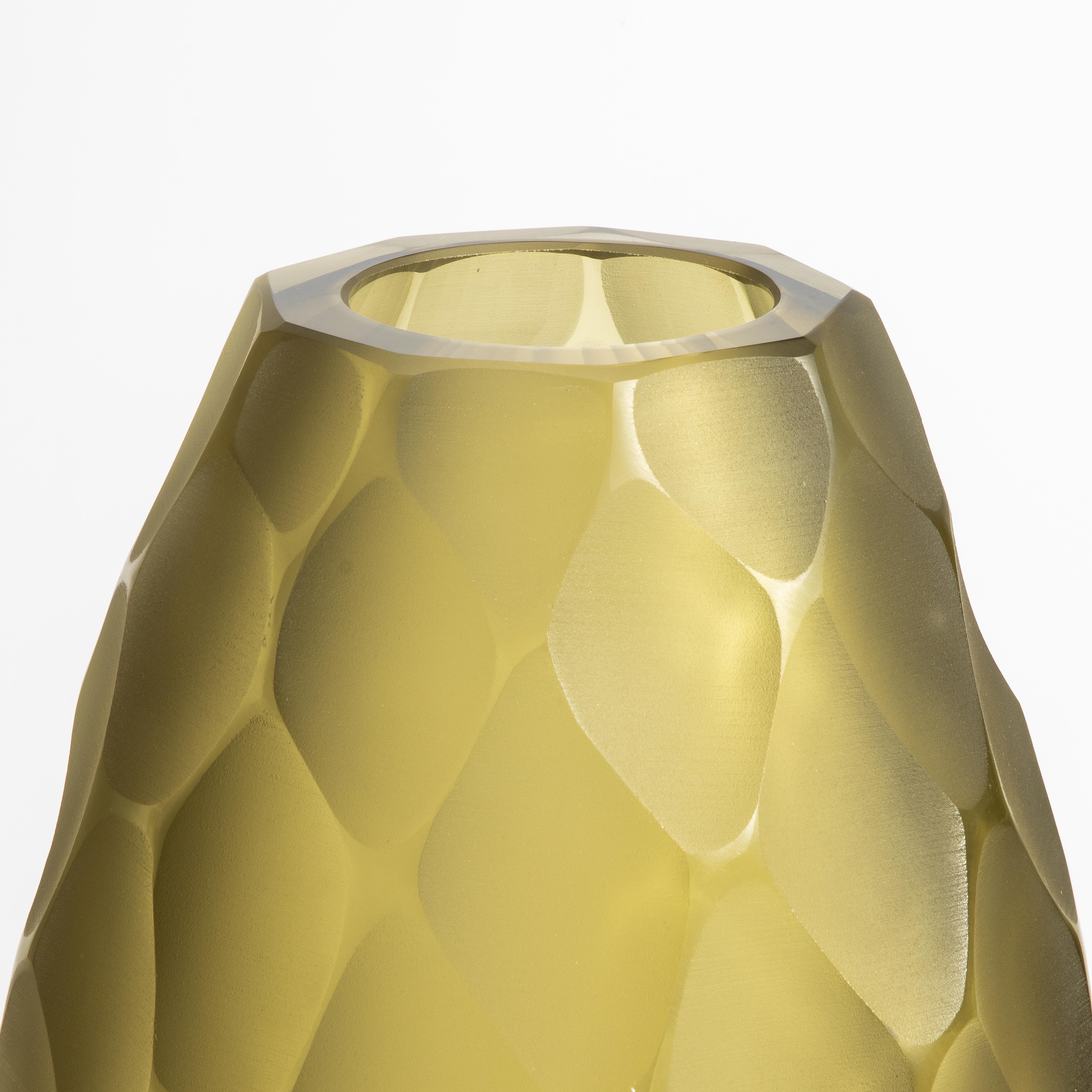 Italiano Vaso Battuto di Murano soffiato a mano in Oliver medio in vendita