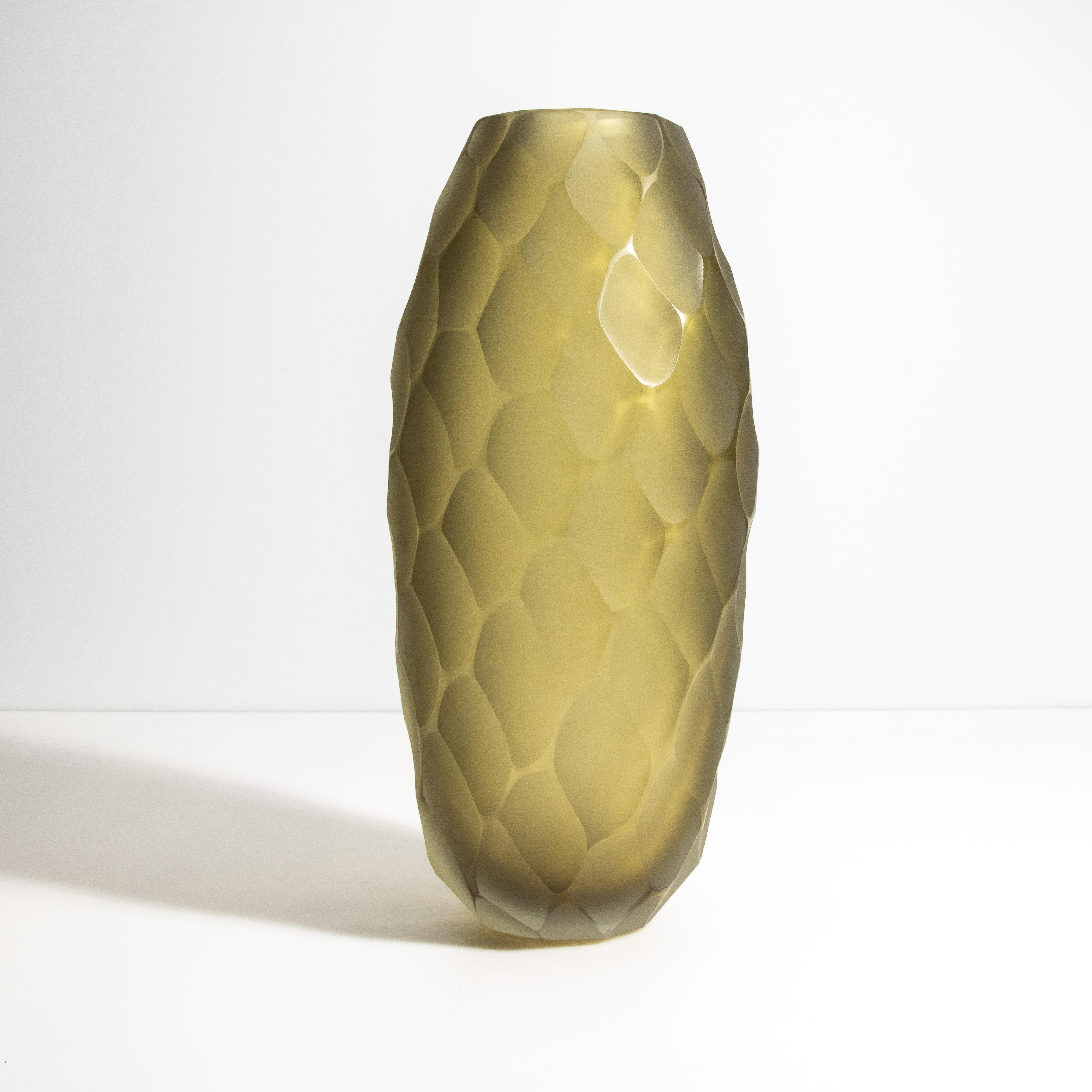 Fatto a mano Vaso Battuto di Murano soffiato a mano in Oliver medio in vendita