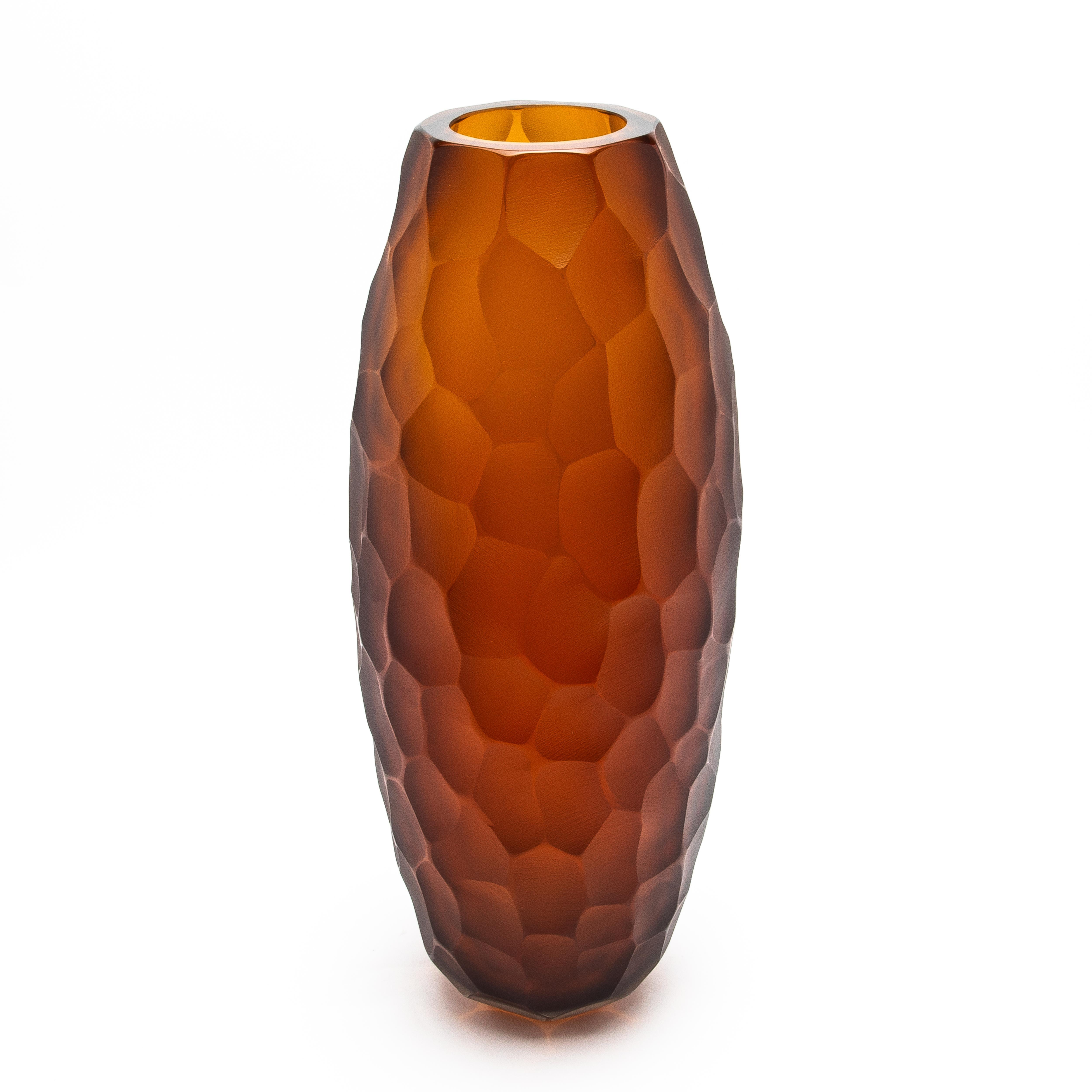 Il Vaso Battuto di Murano in Tabacco, di dimensioni grandi, è una masterclass di design e artigianato che prende vita grazie alla rinomata tecnica del battuto. Questo metodo tradizionale veneziano prevede una meticolosa incisione a mano della