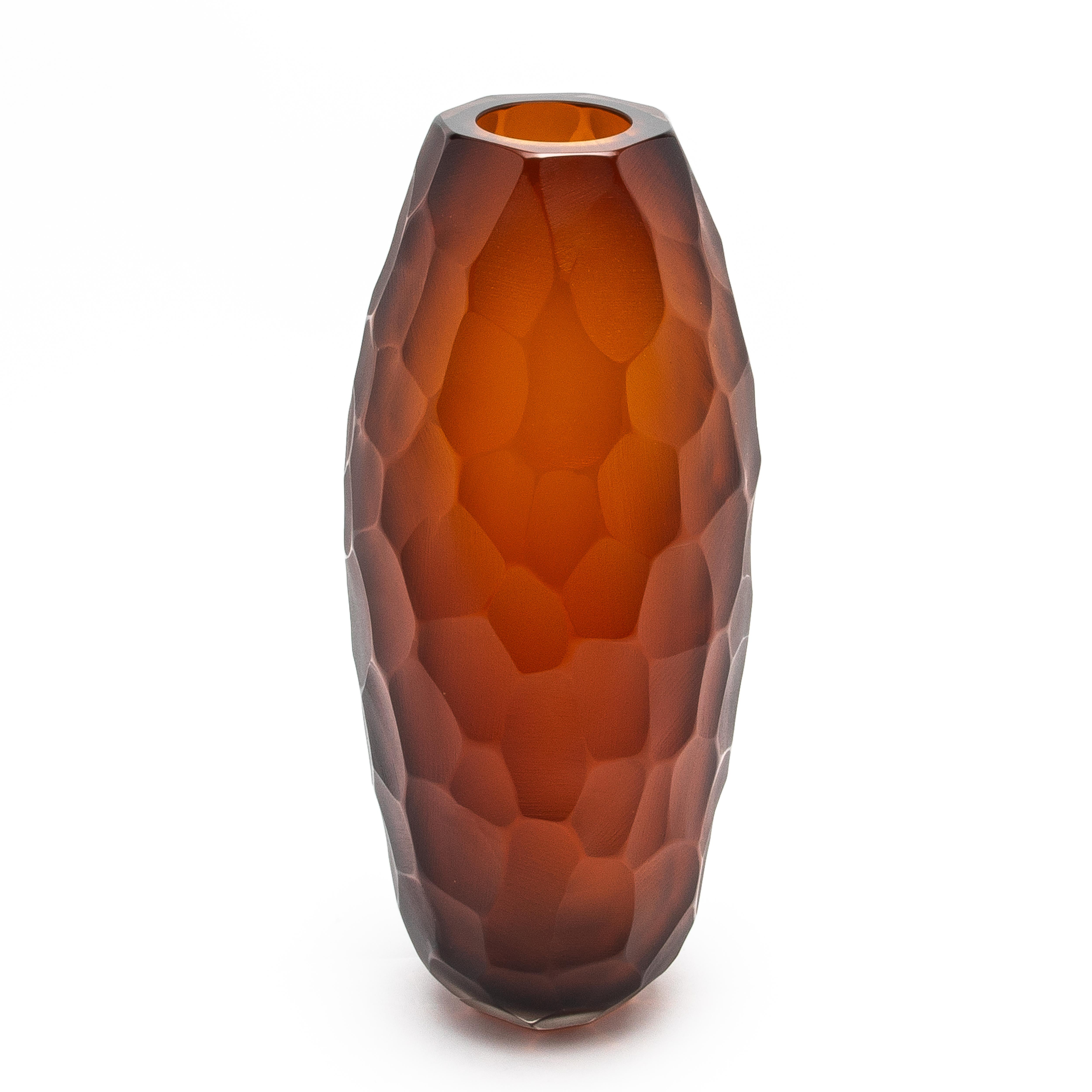Die Murano Battuto Vase in Tobacco, Größe Large, ist eine Meisterklasse in Design und Handwerkskunst, die durch die berühmte Battuto-Technik zum Leben erweckt wird. Bei diesem traditionellen venezianischen Verfahren wird die Glasoberfläche in