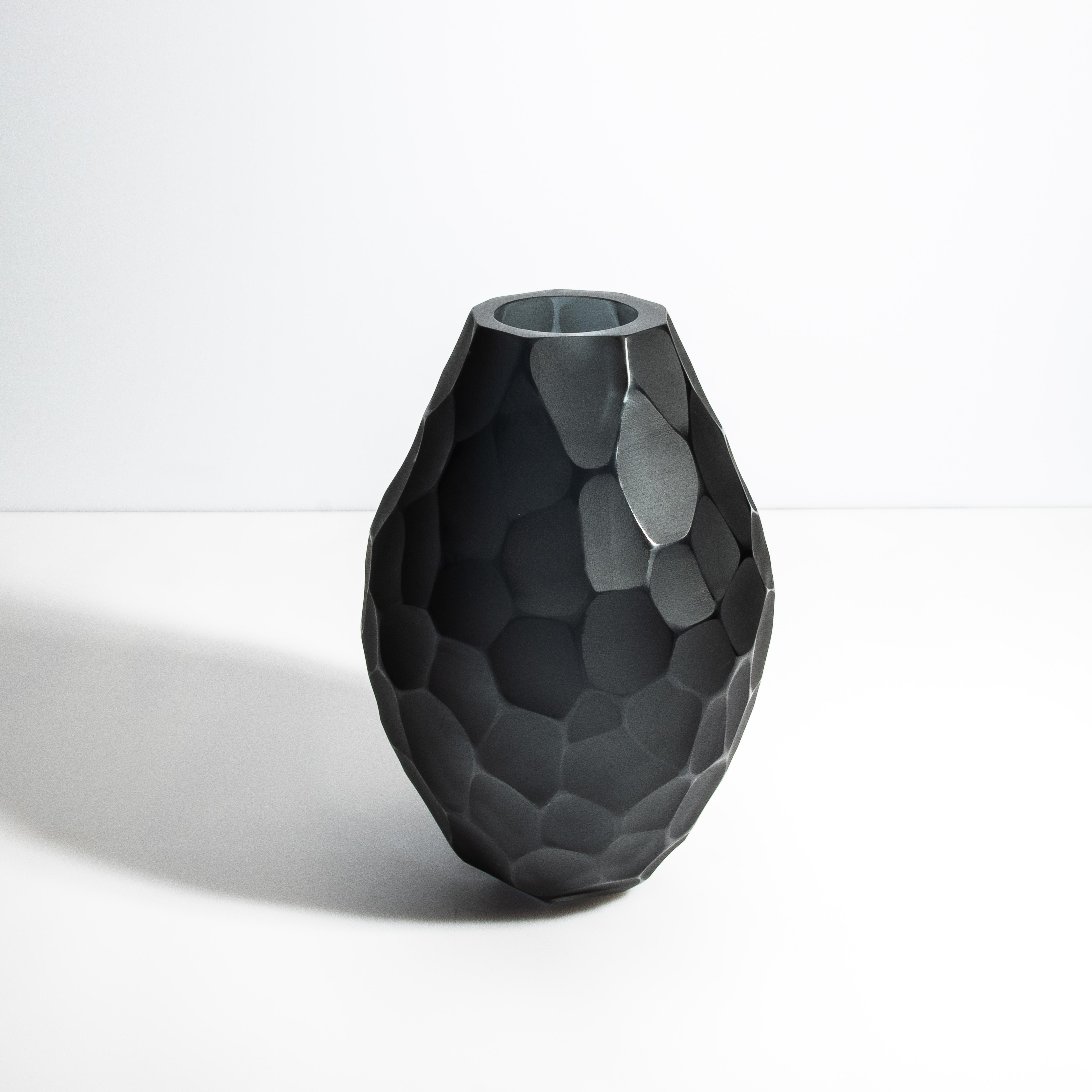 Questo vaso è uno squisito esempio dell'arte del vetro di Murano, che fonde finiture opache e lucide per creare un contrasto visivo sorprendente. Questo vaso presenta un esterno scuro e opaco che passa dolcemente a un interno lucido e smeraldino,