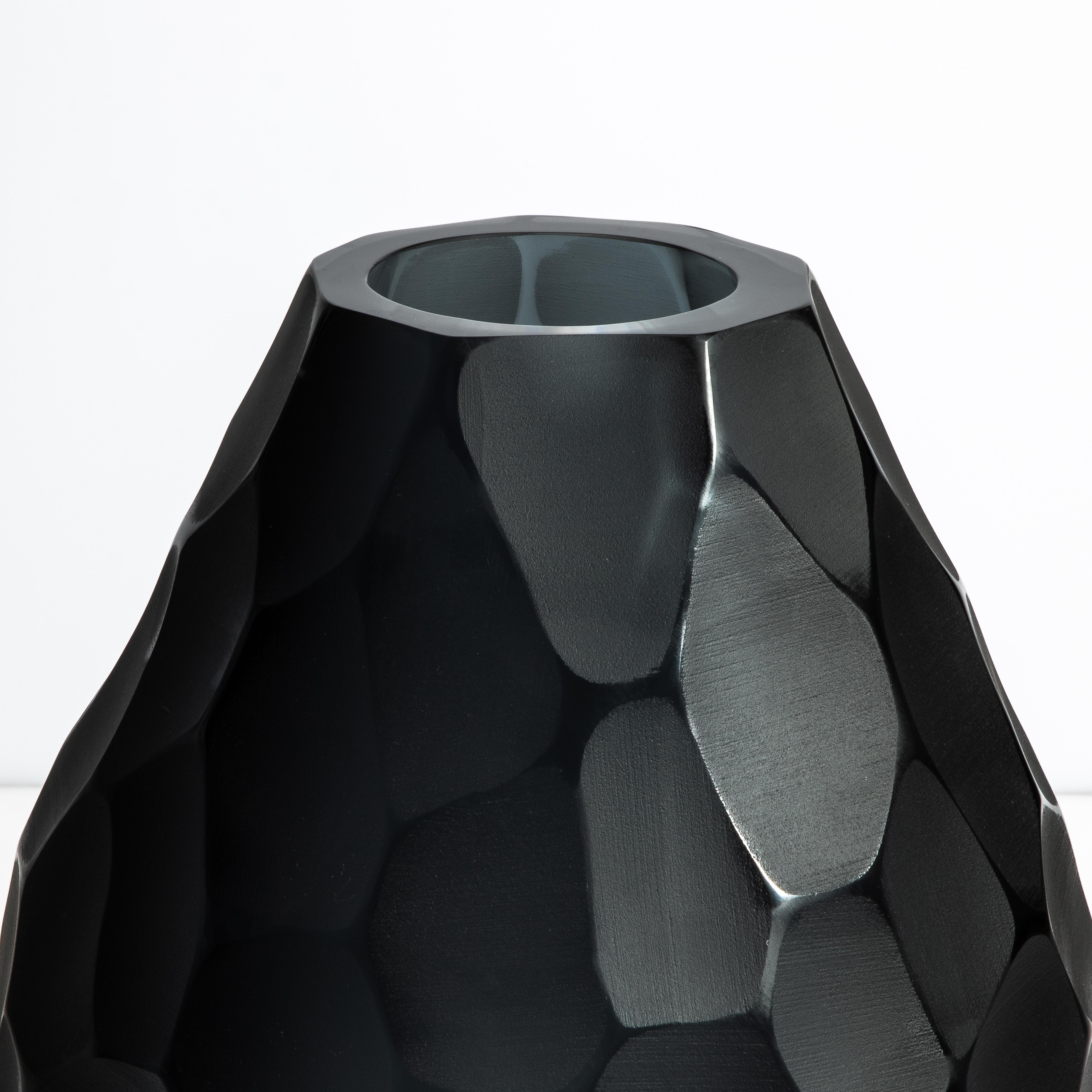 Moderno Vaso Batutto di Murano soffiato a mano in grigio profondo in vendita