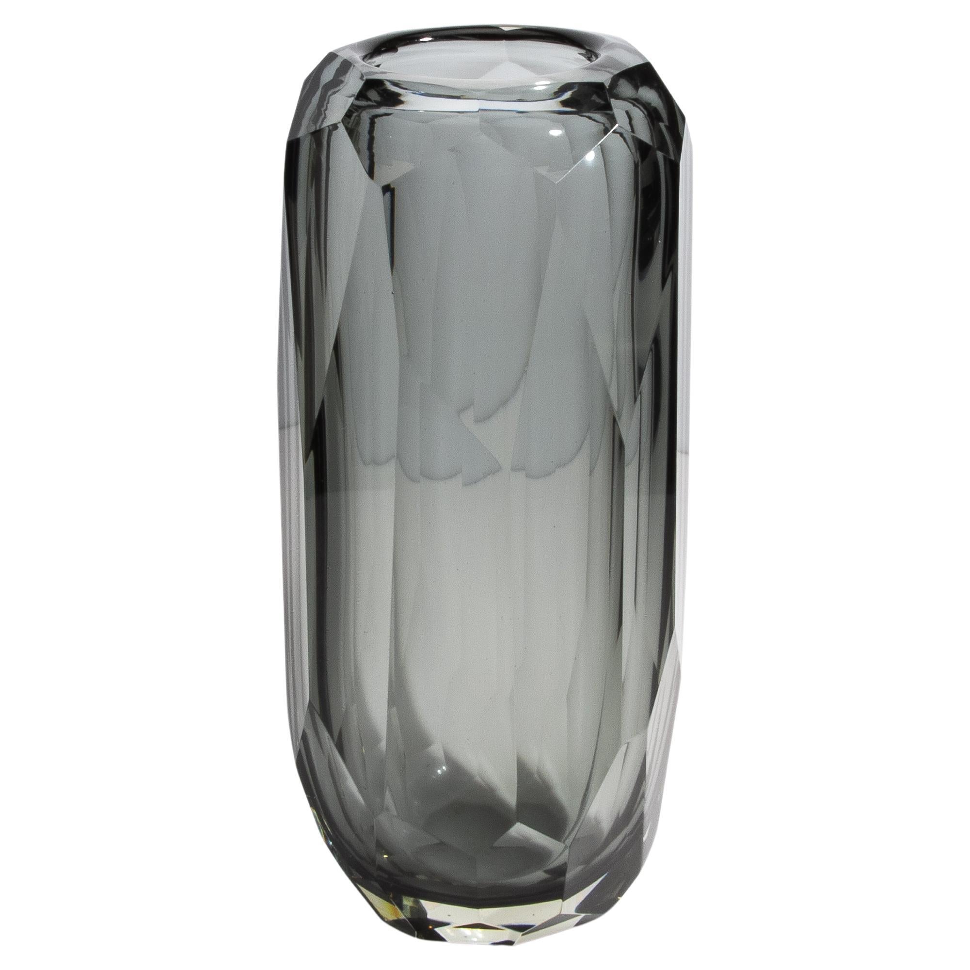 Scopri l'impareggiabile bellezza di questo squisito pezzo ispirato alla grandezza dell'arte italiana. Realizzato a mano dai rinomati artigiani di Murano, questo vaso incarna il ricco patrimonio di eccellenza vetraria dell'isola. Il design