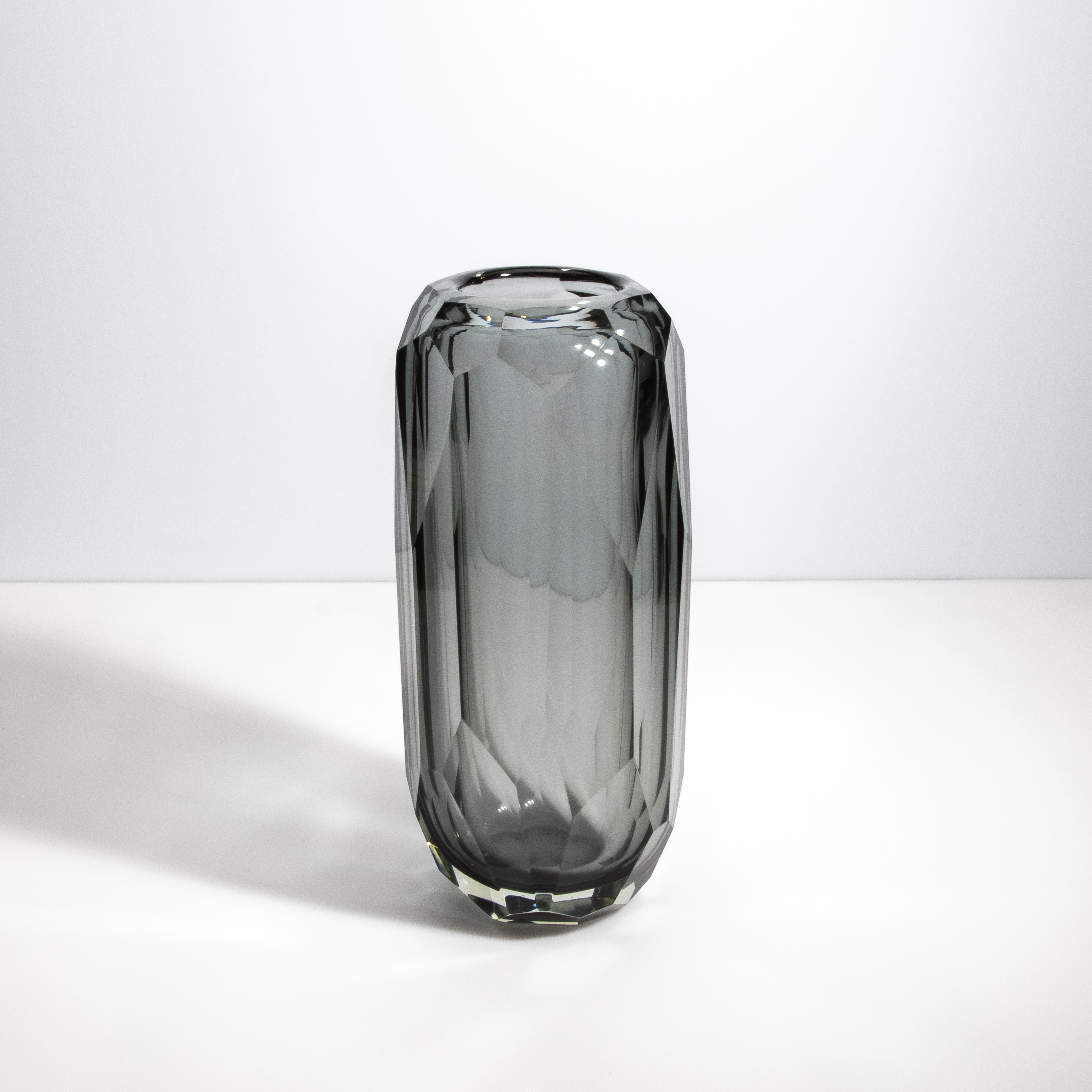 Italiano Vaso di Murano soffiato a mano e smussato in grigio extra large in vendita