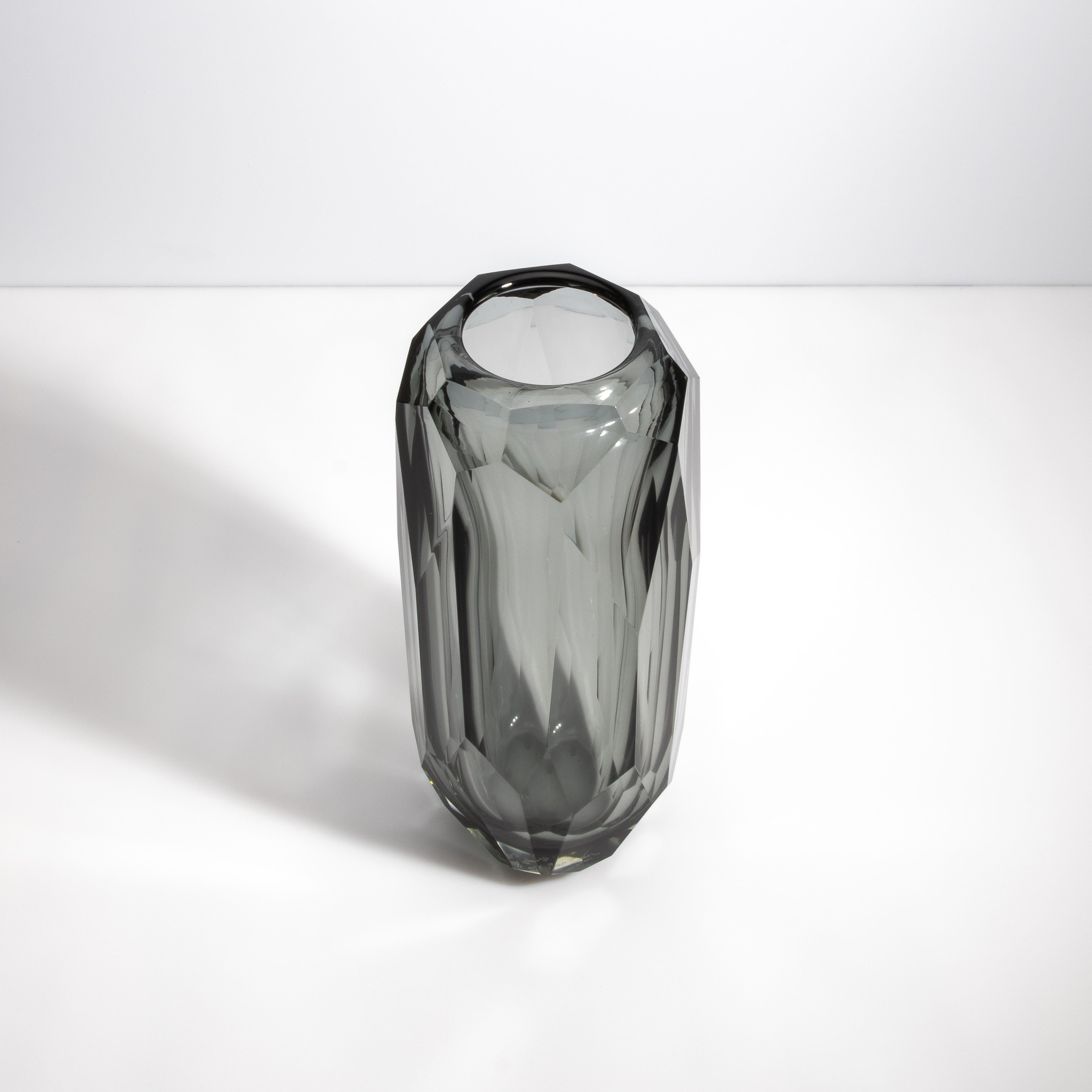 Fatto a mano Vaso di Murano soffiato a mano e smussato in grigio extra large in vendita