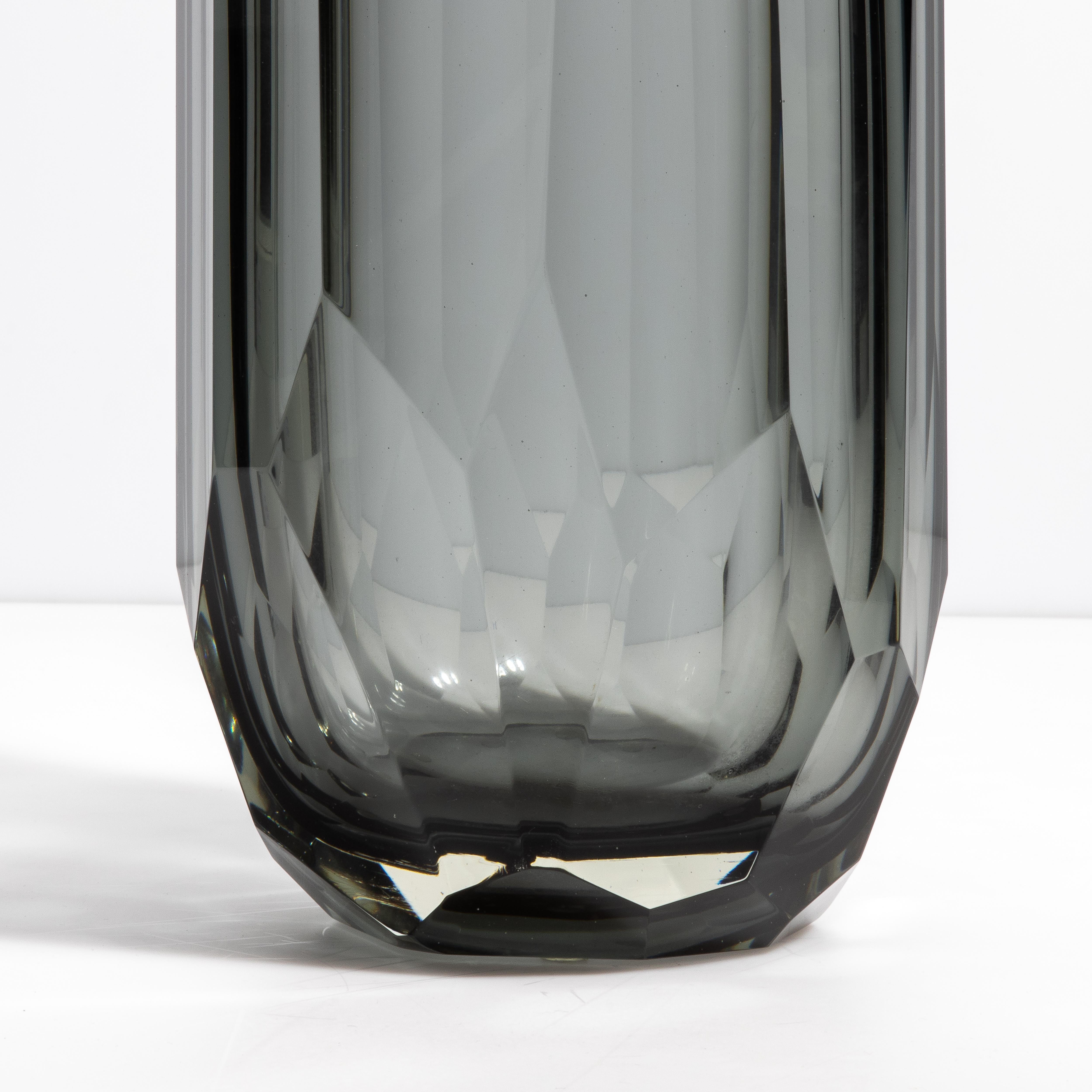 XXI secolo e contemporaneo Vaso di Murano soffiato a mano e smussato in grigio extra large in vendita