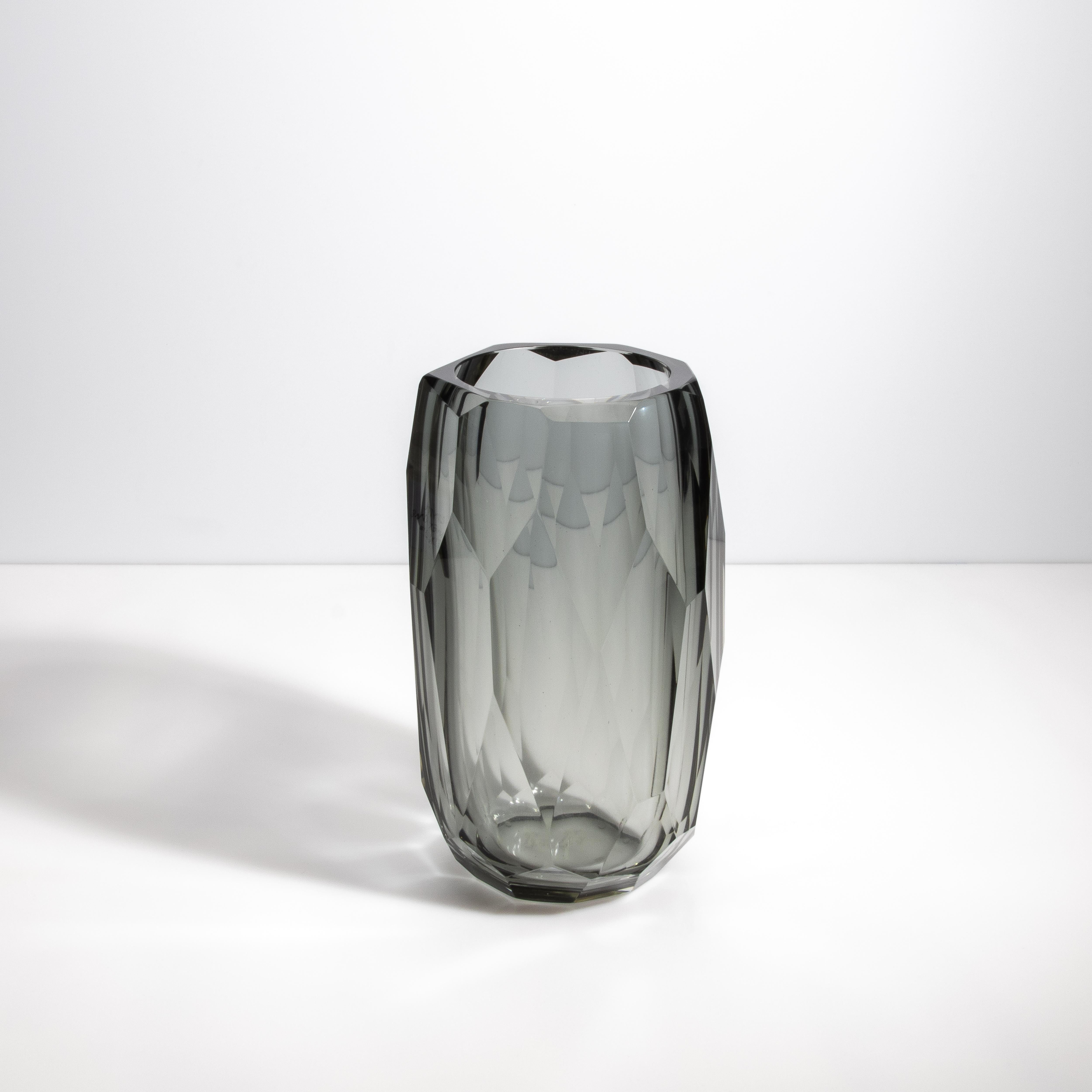 Questo pregiato Murano è un esempio straordinario di arte vetraria contemporanea. Il suo design sfaccettato, realizzato meticolosamente da abili artigiani, cattura la luce in modo da creare un gioco ipnotico di riflessi e rifrazioni. La ricca