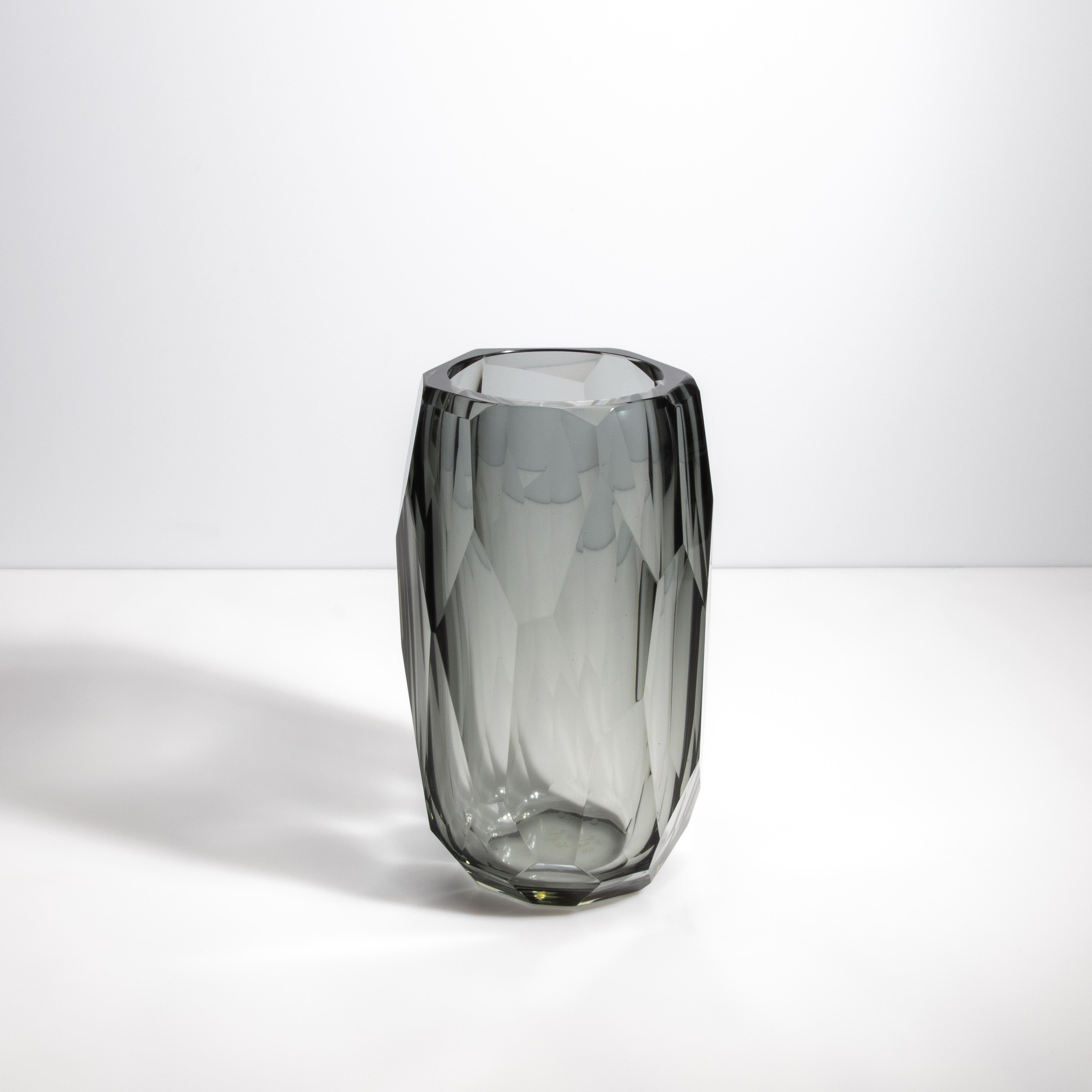 Moderno Vaso di Murano soffiato a mano e smussato in grigio grande in vendita