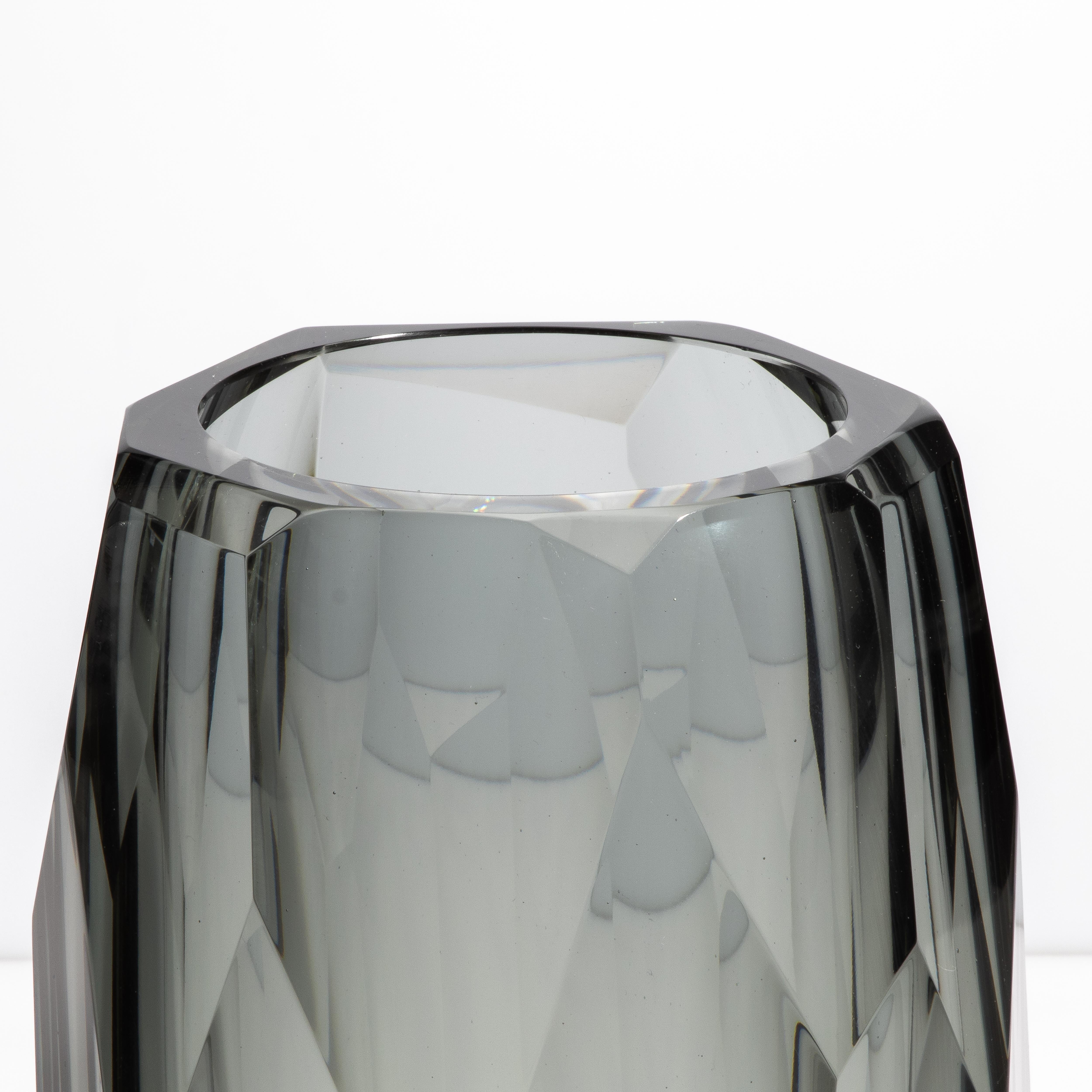 Italiano Vaso di Murano soffiato a mano e smussato in grigio grande in vendita