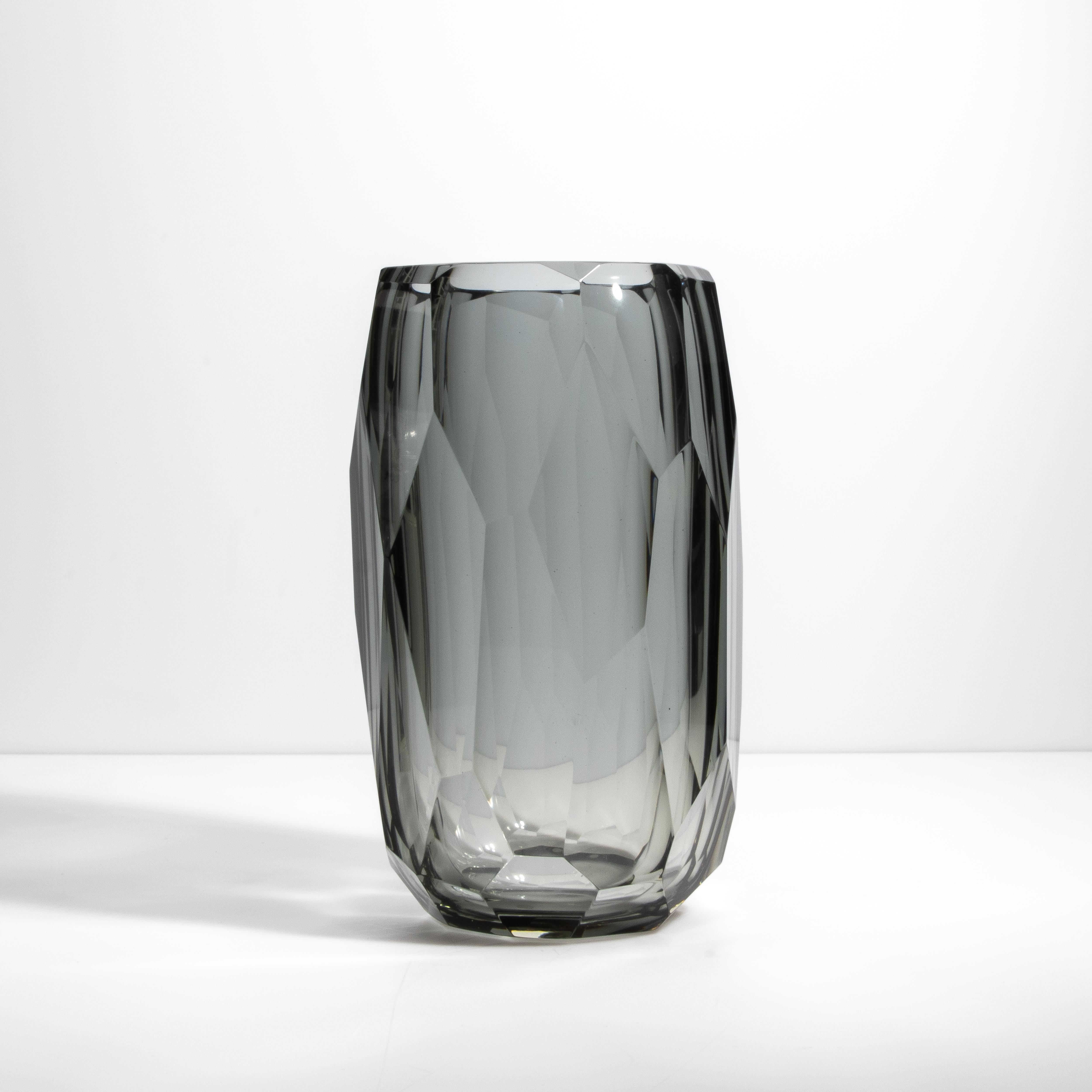 Fatto a mano Vaso di Murano soffiato a mano e smussato in grigio grande in vendita