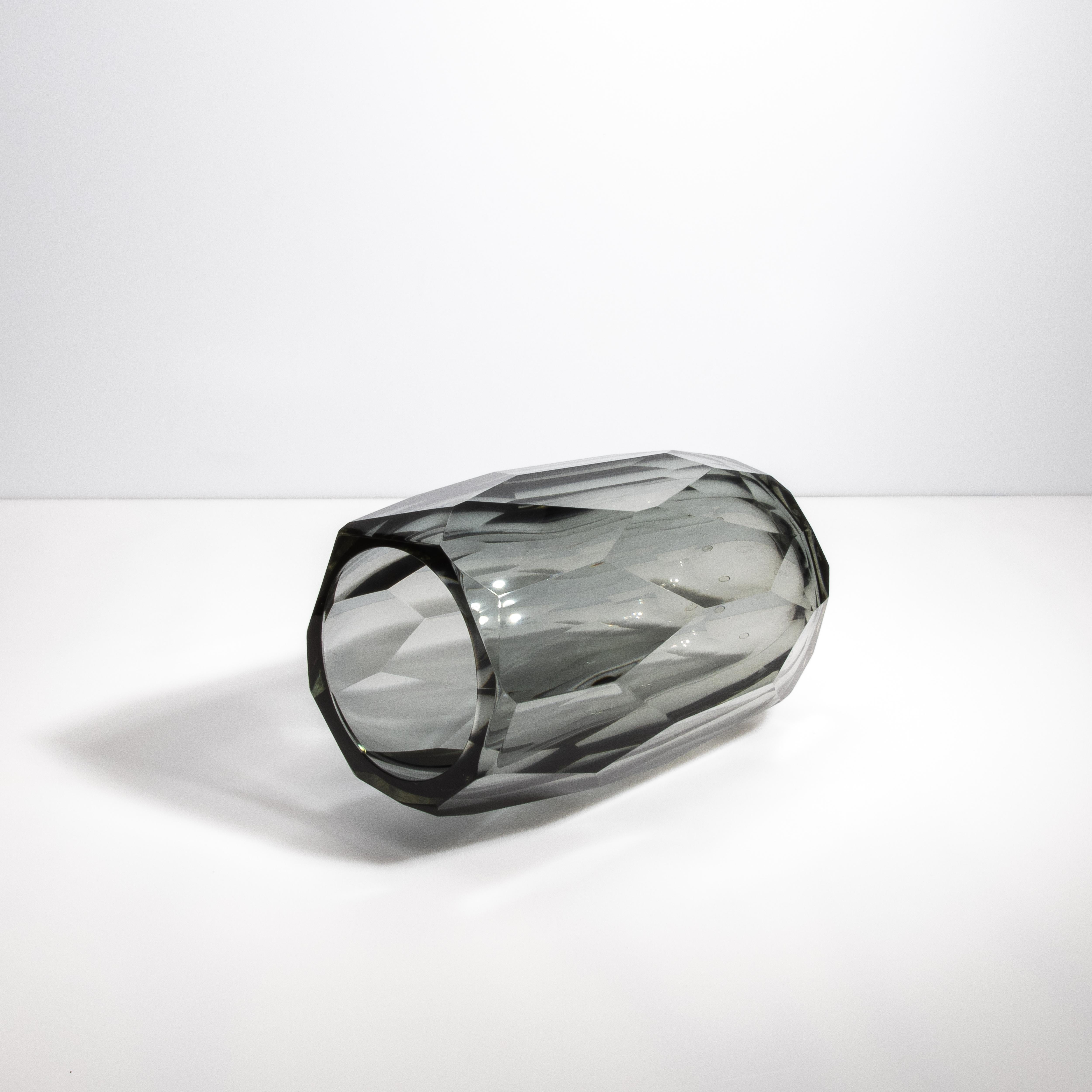 Vetro di Murano Vaso di Murano soffiato a mano e smussato in grigio grande in vendita