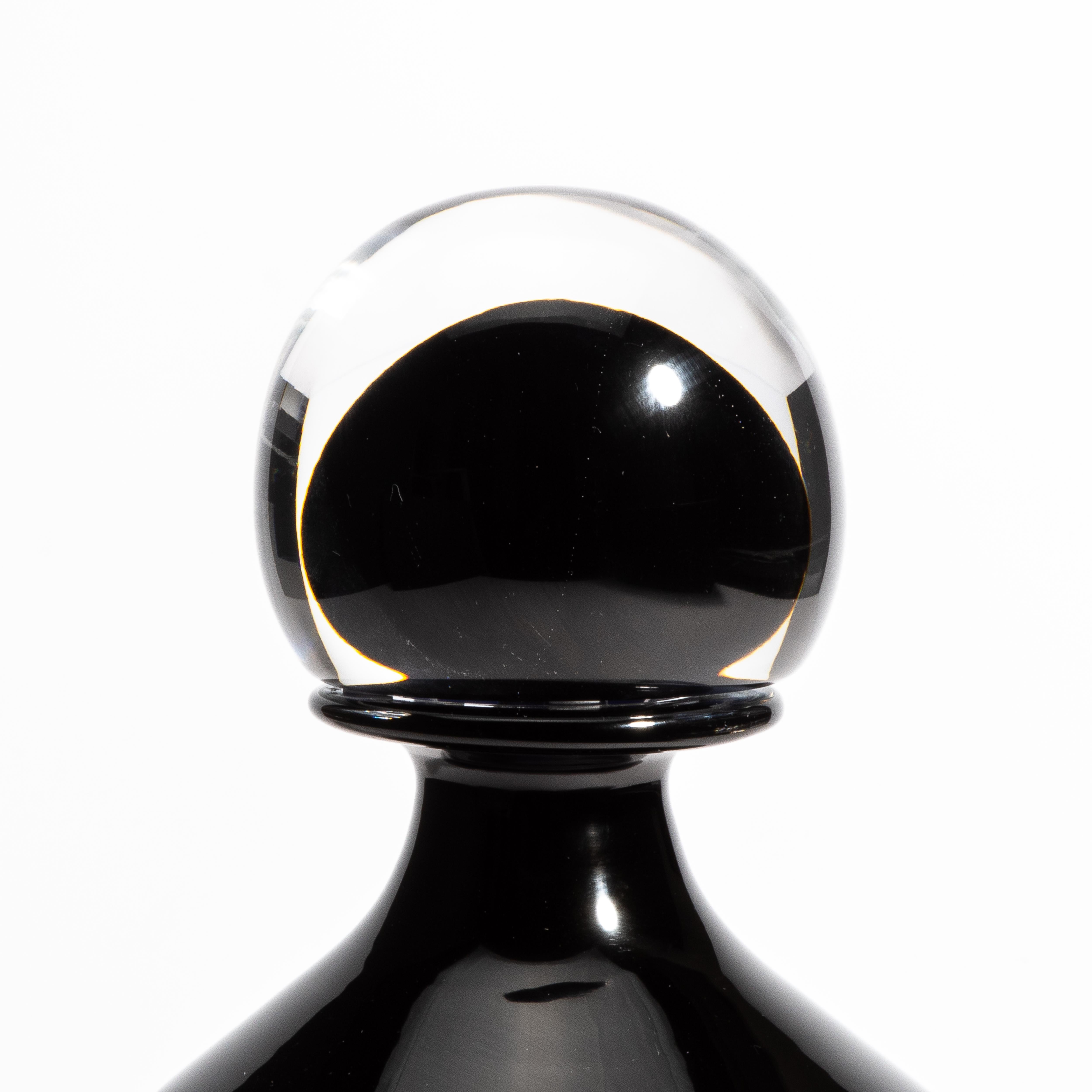Bottiglia di Murano soffiata a mano in nero onice medio in vendita 4