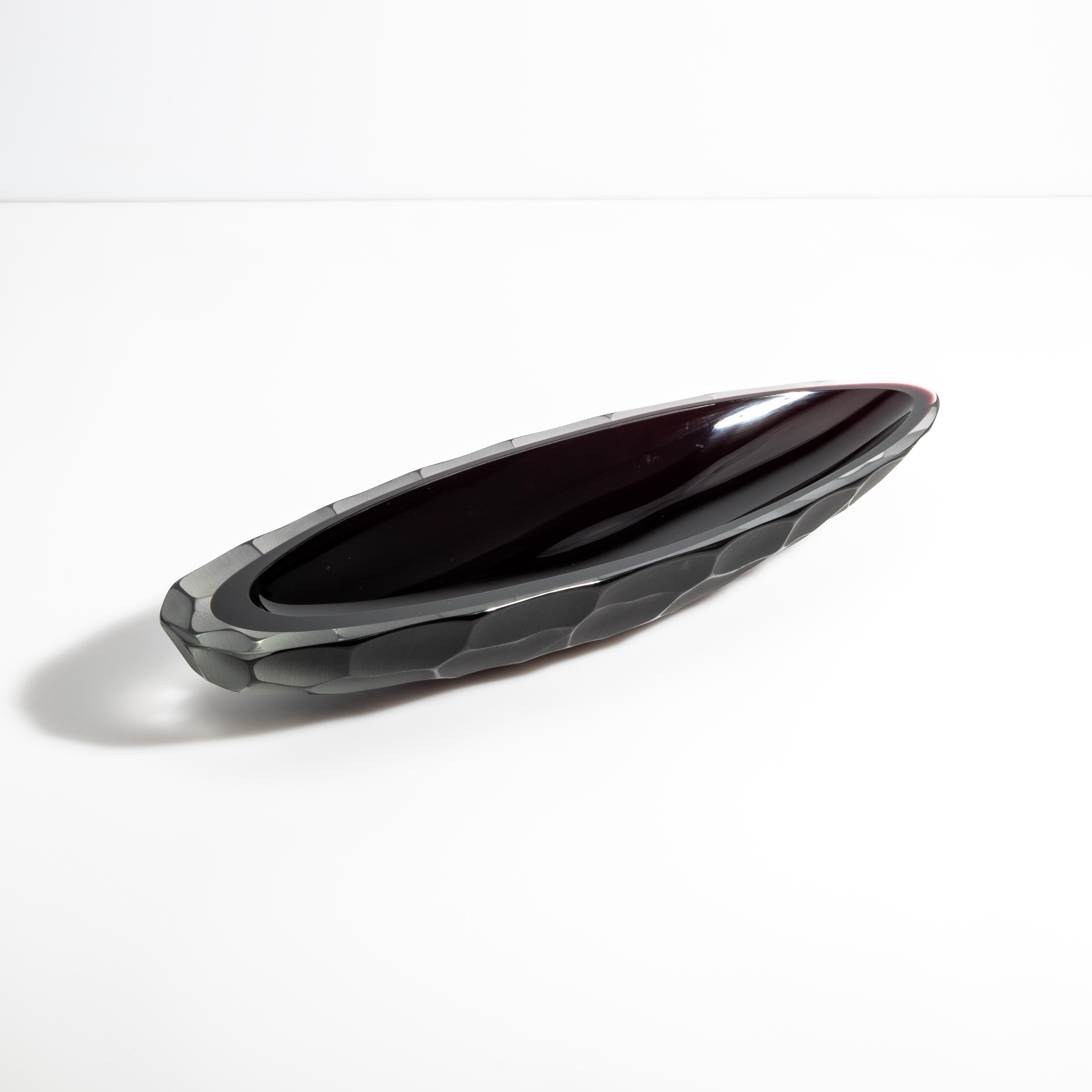 Elaborado con la exquisita técnica del Battuto, este cuenco de Murano muestra la excepcional artesanía de los vidrieros venecianos. El método Battuto consiste en tallar a mano la superficie del vidrio, creando un patrón de textura distintivo que