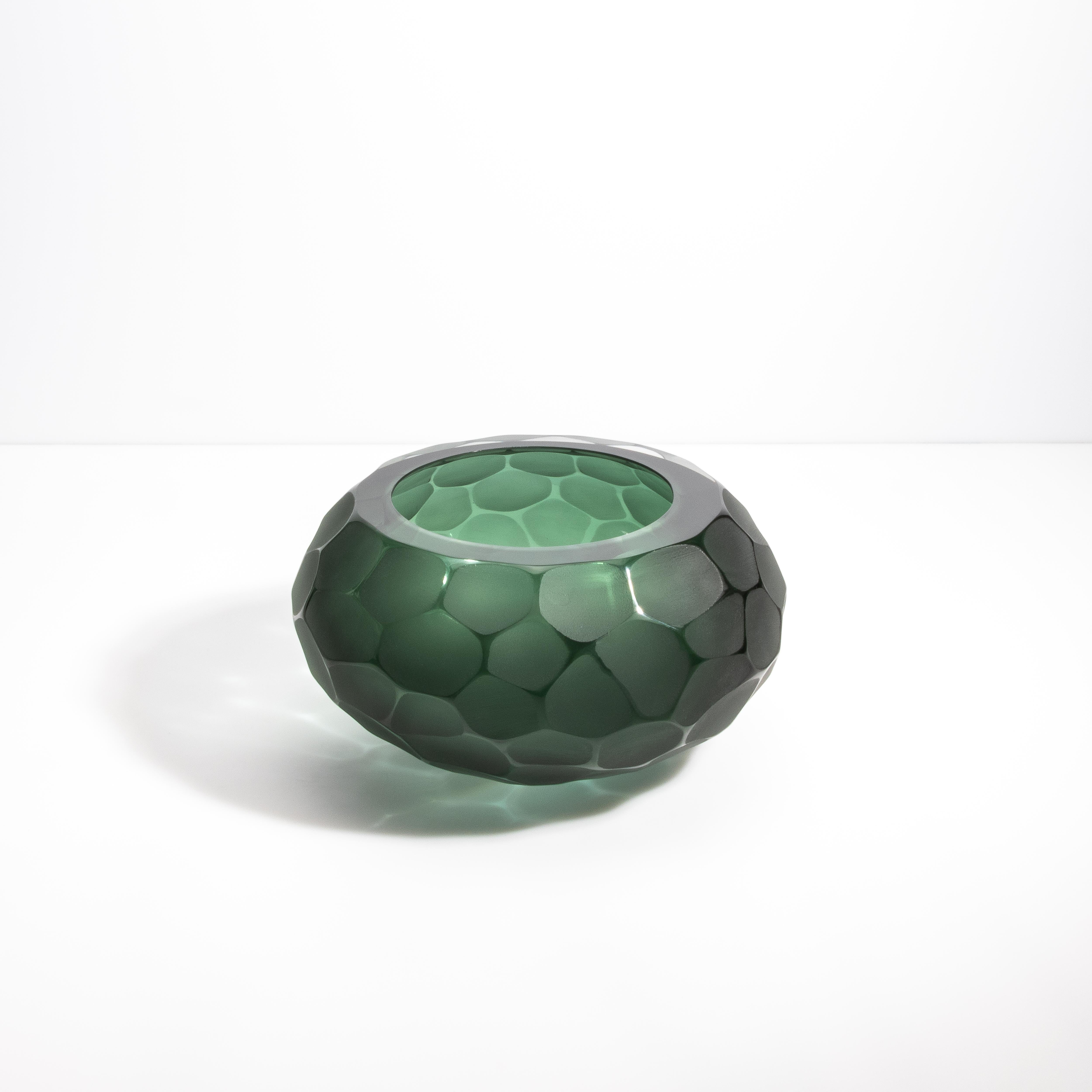 Diese Murano-Schale besticht durch die meisterhafte Anwendung der Battuto-Technik, einer traditionellen venezianischen Glasmachermethode, die ein einzigartiges Zusammenspiel von Texturen erzeugt. Die matte Außenseite der Schale ist von Hand