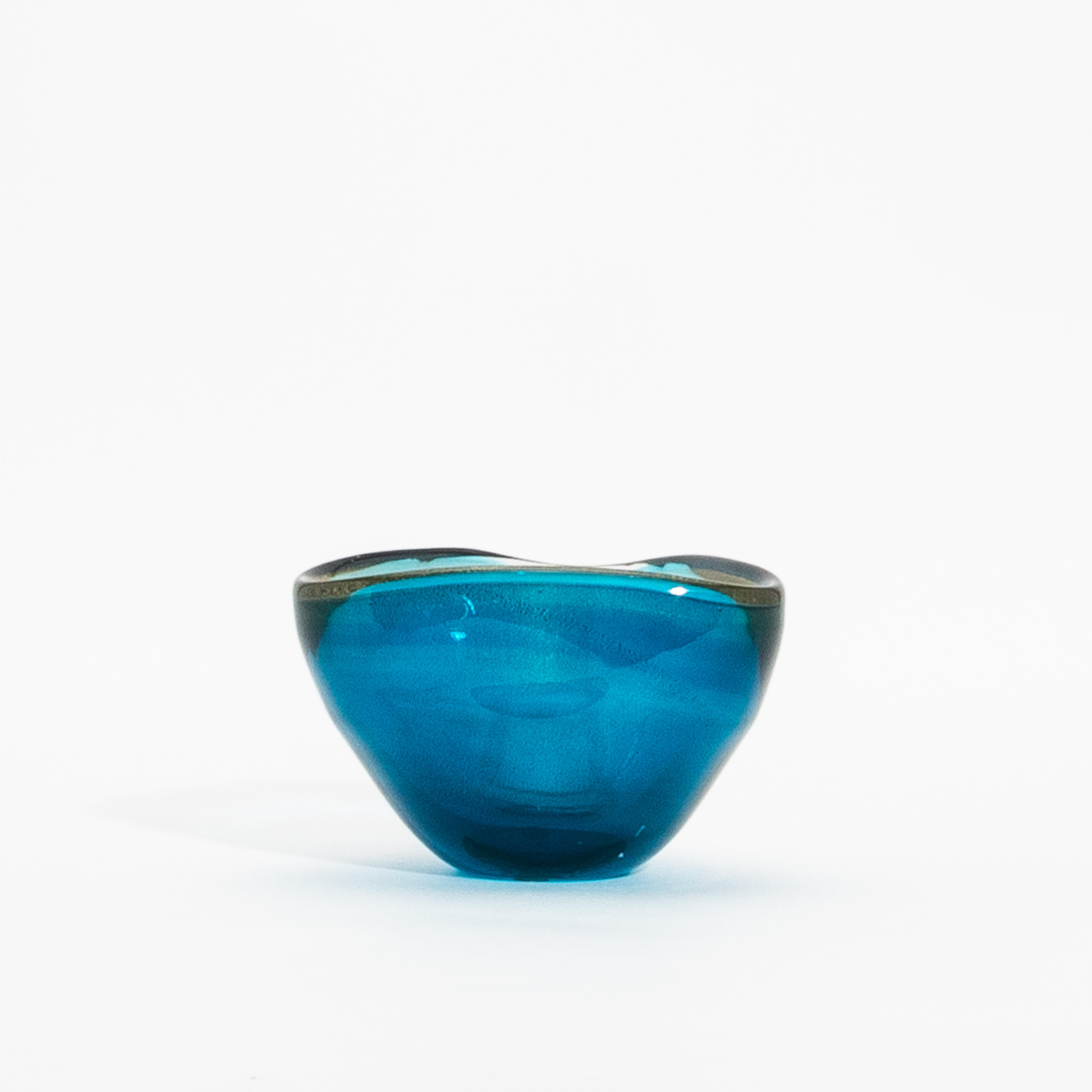 Este exquisito cuenco de Murano soplado a mano en vibrante azul aguamarina desprende elegancia y artesanía. Creada con técnicas venecianas tradicionales, esta pieza está realzada con brillantes motas de oro de 24 quilates que crean un intrincado