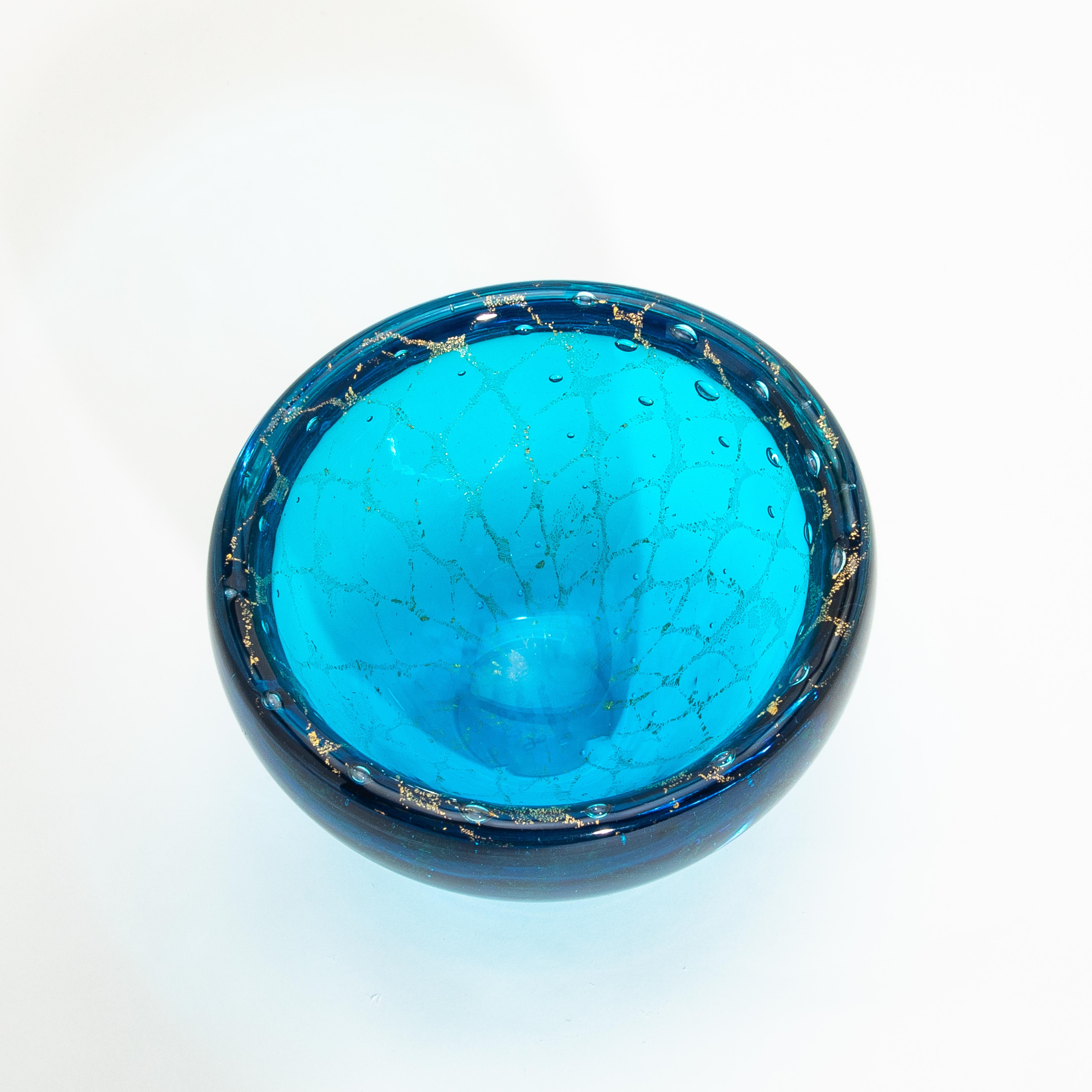 Handgeblasene Murano-Schale in Aqua-Blau mit 24-Karat-Goldflecken (Italienisch) im Angebot