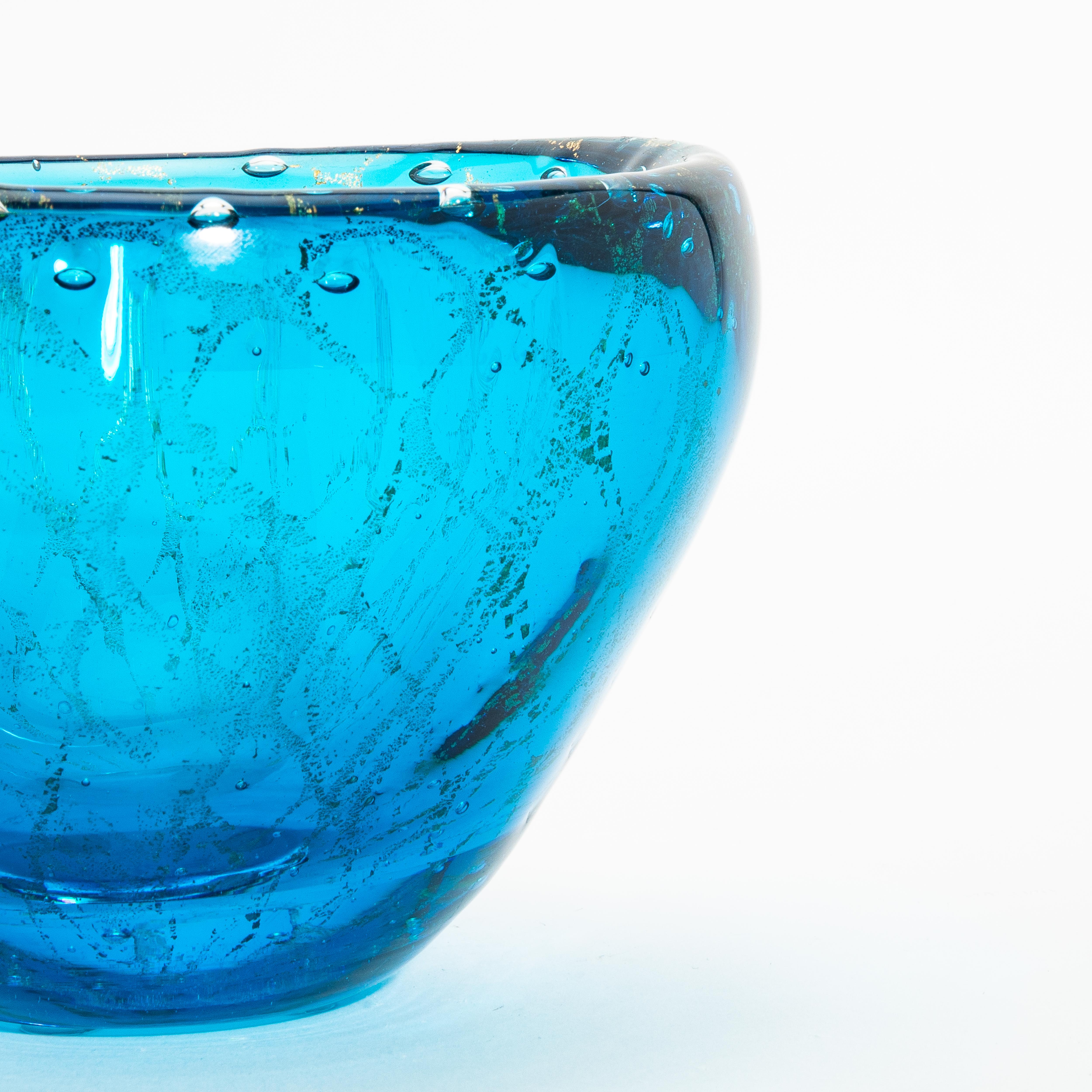 Handgeblasene Murano-Schale in Aqua-Blau mit 24-Karat-Goldflecken (Handgefertigt) im Angebot
