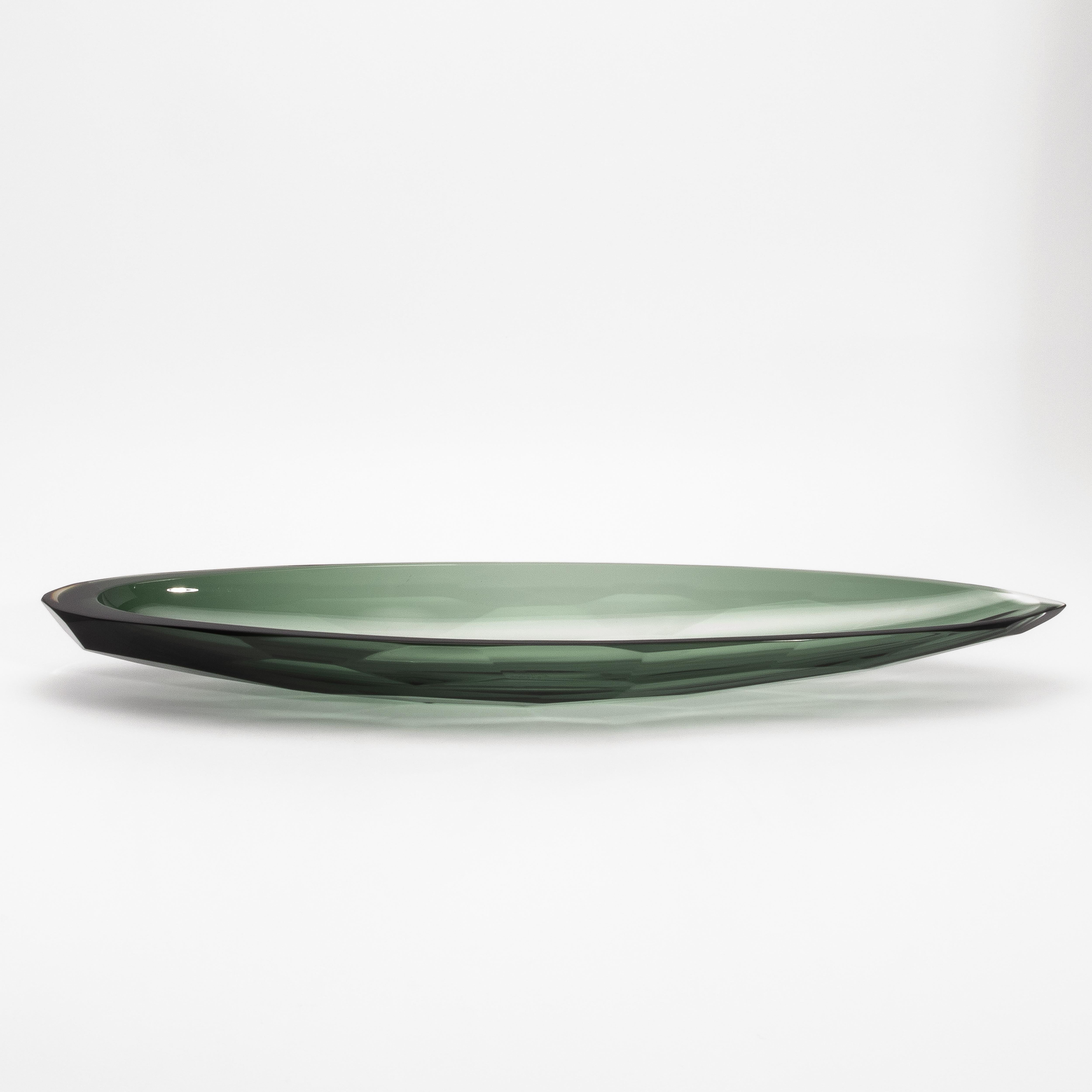 La Barchetta Battuta in Eucalyptus Green è un raffinato capolavoro in vetro di Murano soffiato a mano, scolpito con una precisione che richiama l'arte moderna e l'artigianato italiano senza tempo. La sua silhouette allungata, simile a una barca, è