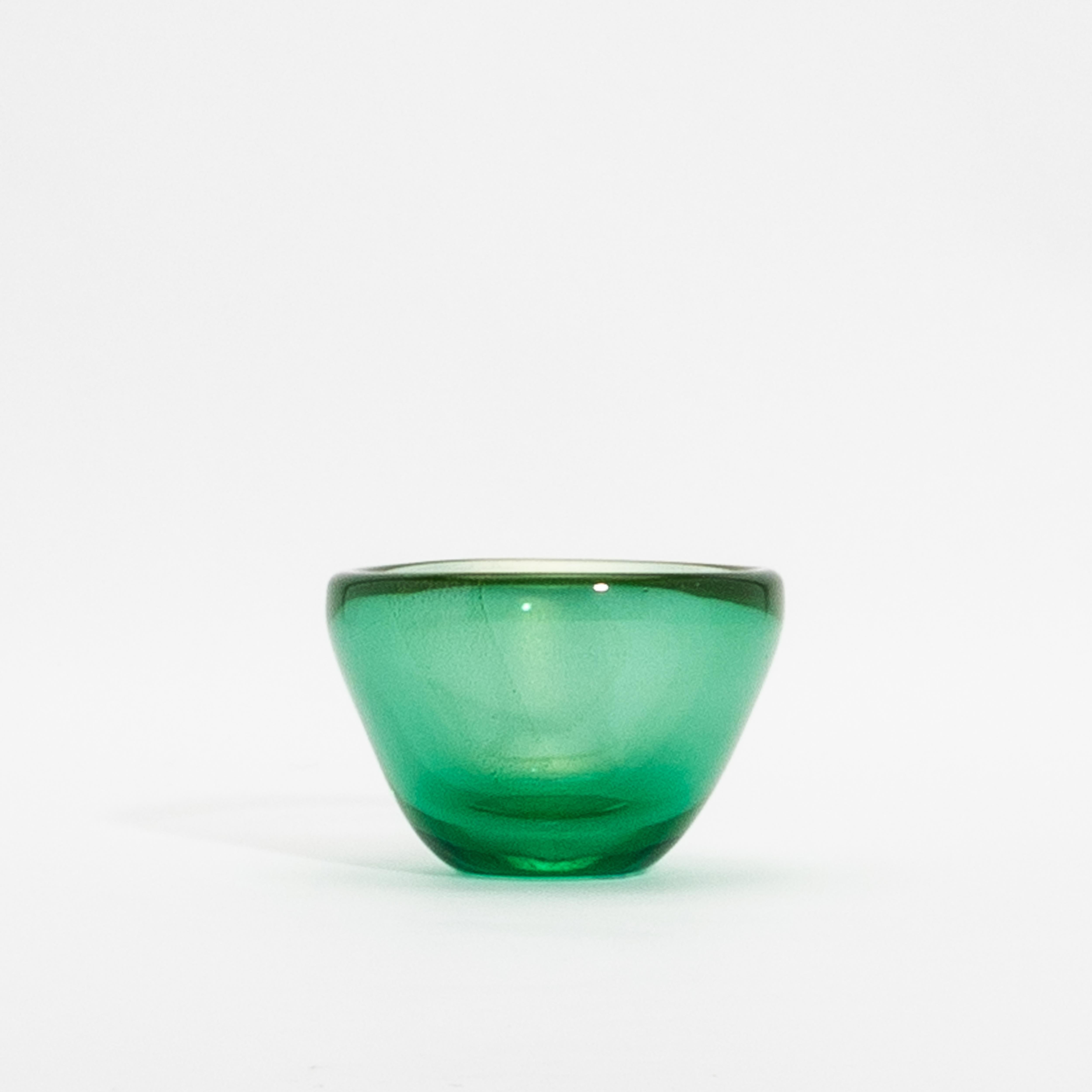 Tauchen Sie ein in die Faszination venezianischer Kunst mit dieser mundgeblasenen Murano-Schale in einem auffälligen Grünton. Die satte, juwelenartige Farbe wird durch die schimmernden 24-karätigen Goldflecken, die in das Glas eingebettet sind,
