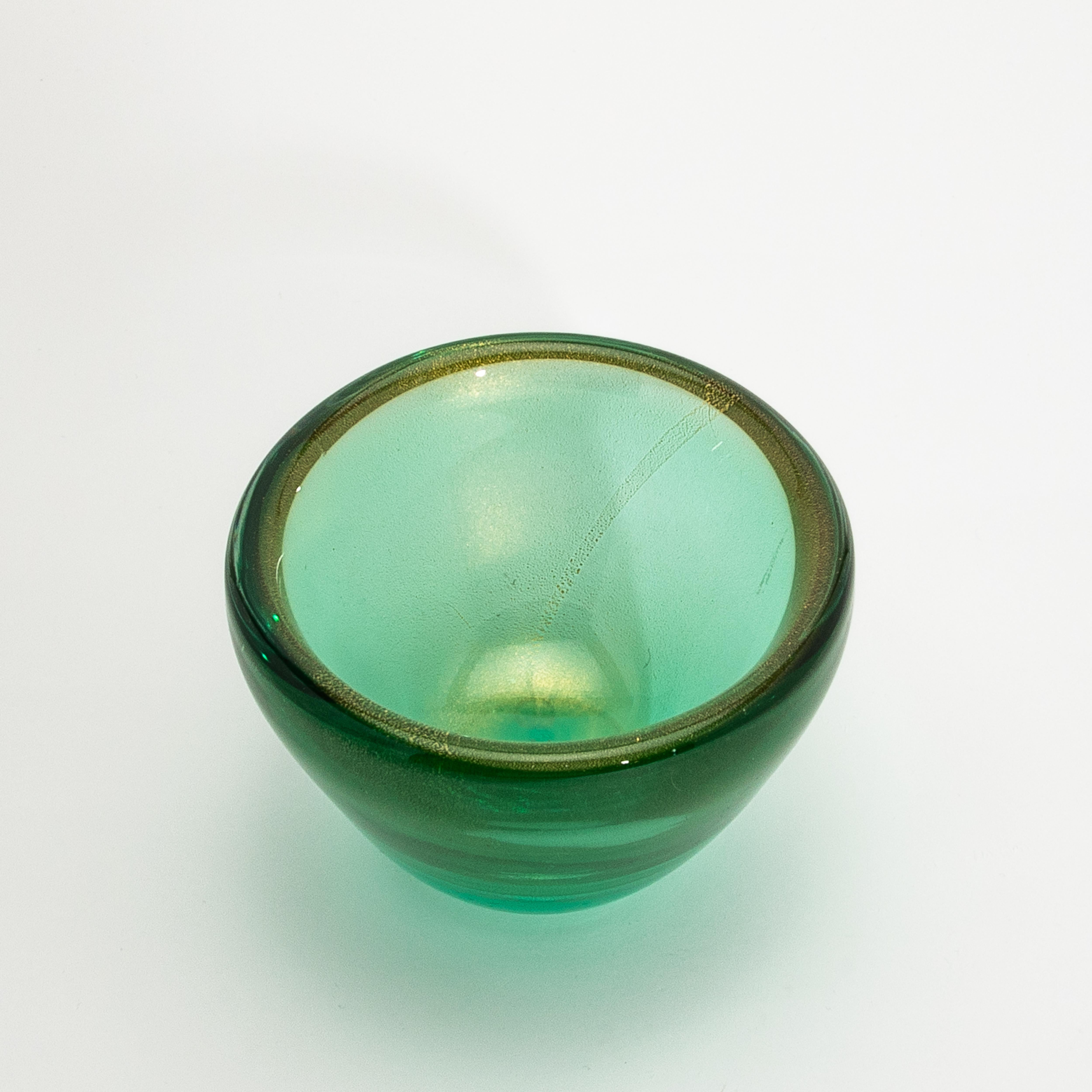 Hand-Blown Murano Bowl in Green with 24-Karat Gold Flecks (Moderne) im Angebot