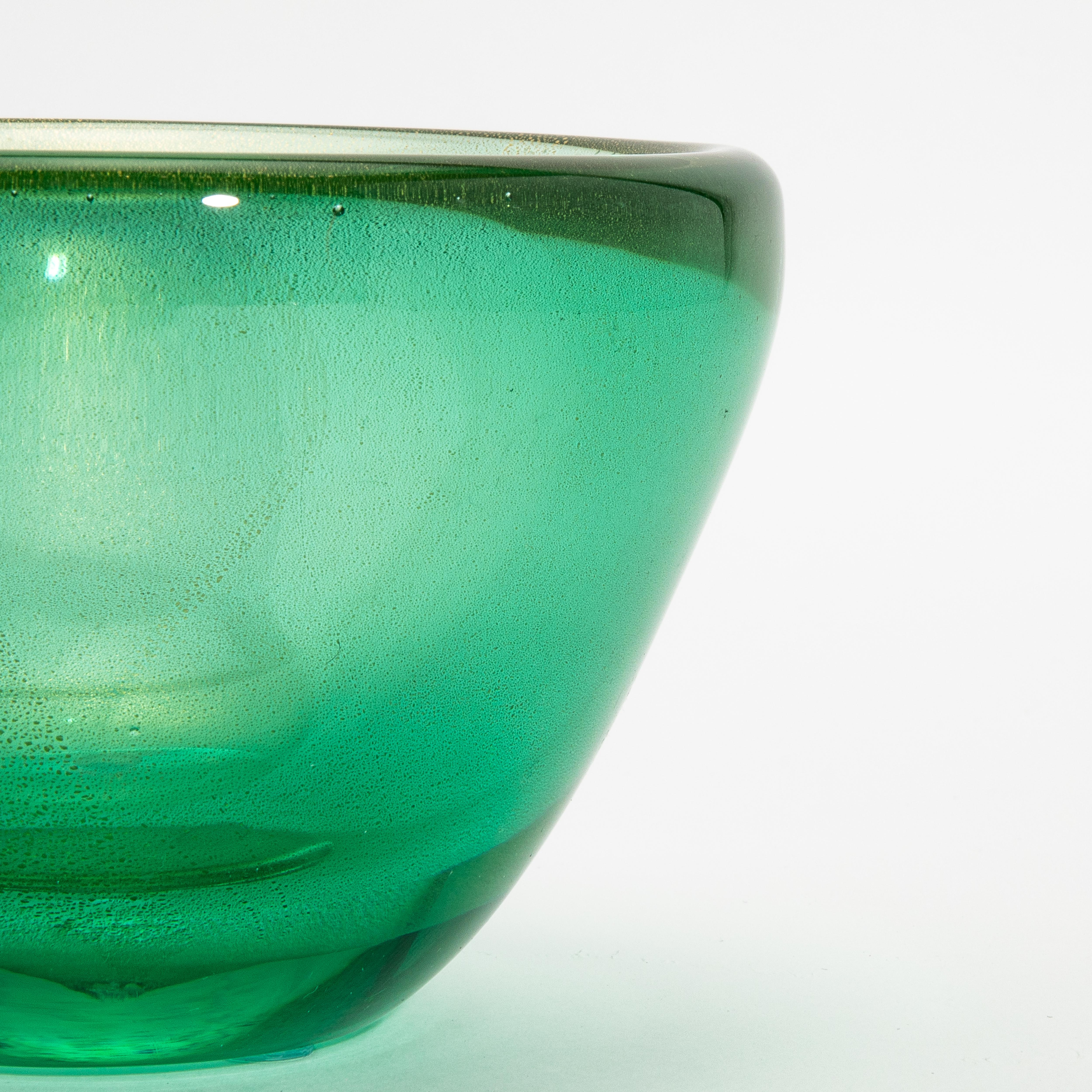 Hand-Blown Murano Bowl in Green with 24-Karat Gold Flecks (Italienisch) im Angebot