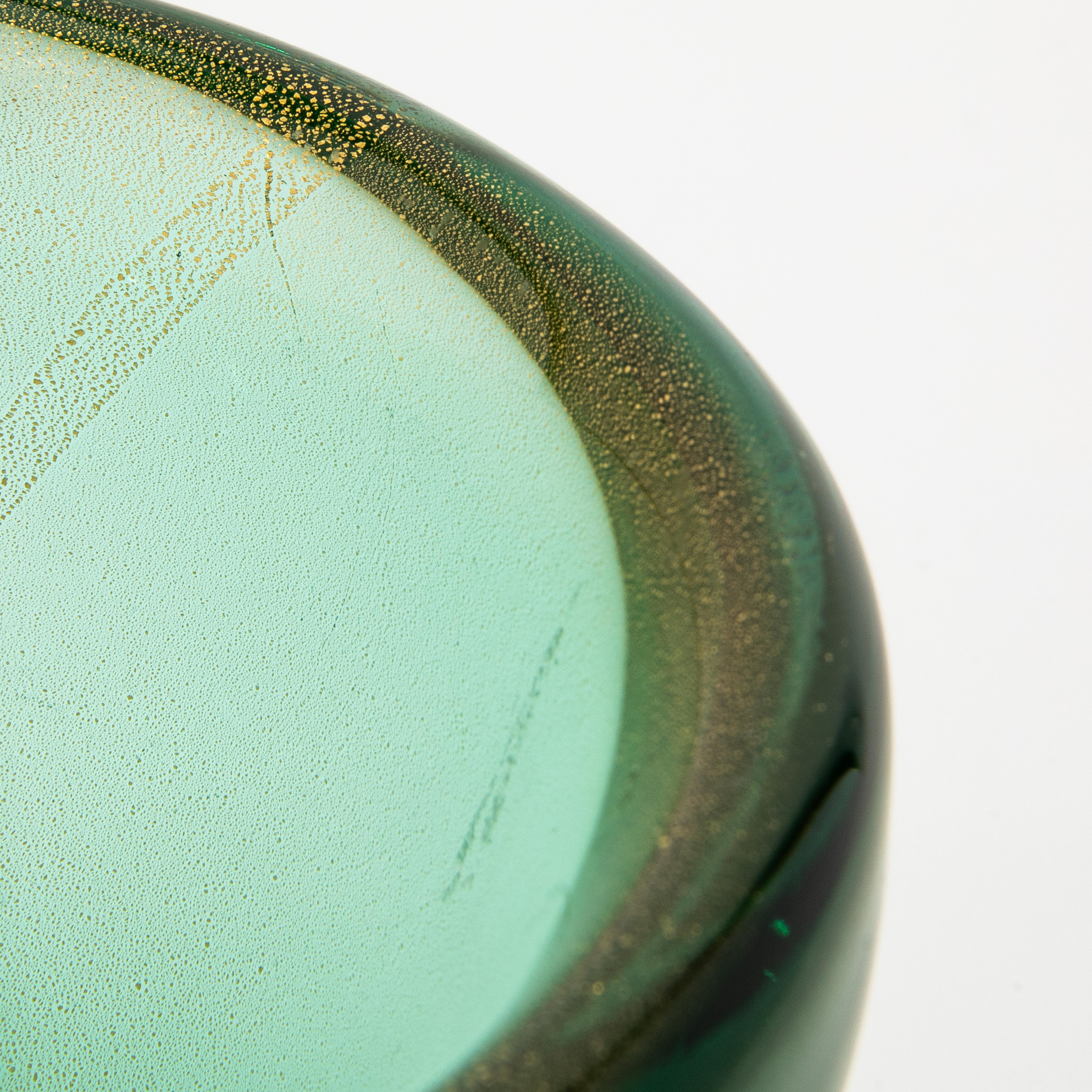 Hand-Blown Murano Bowl in Green with 24-Karat Gold Flecks (Handgefertigt) im Angebot