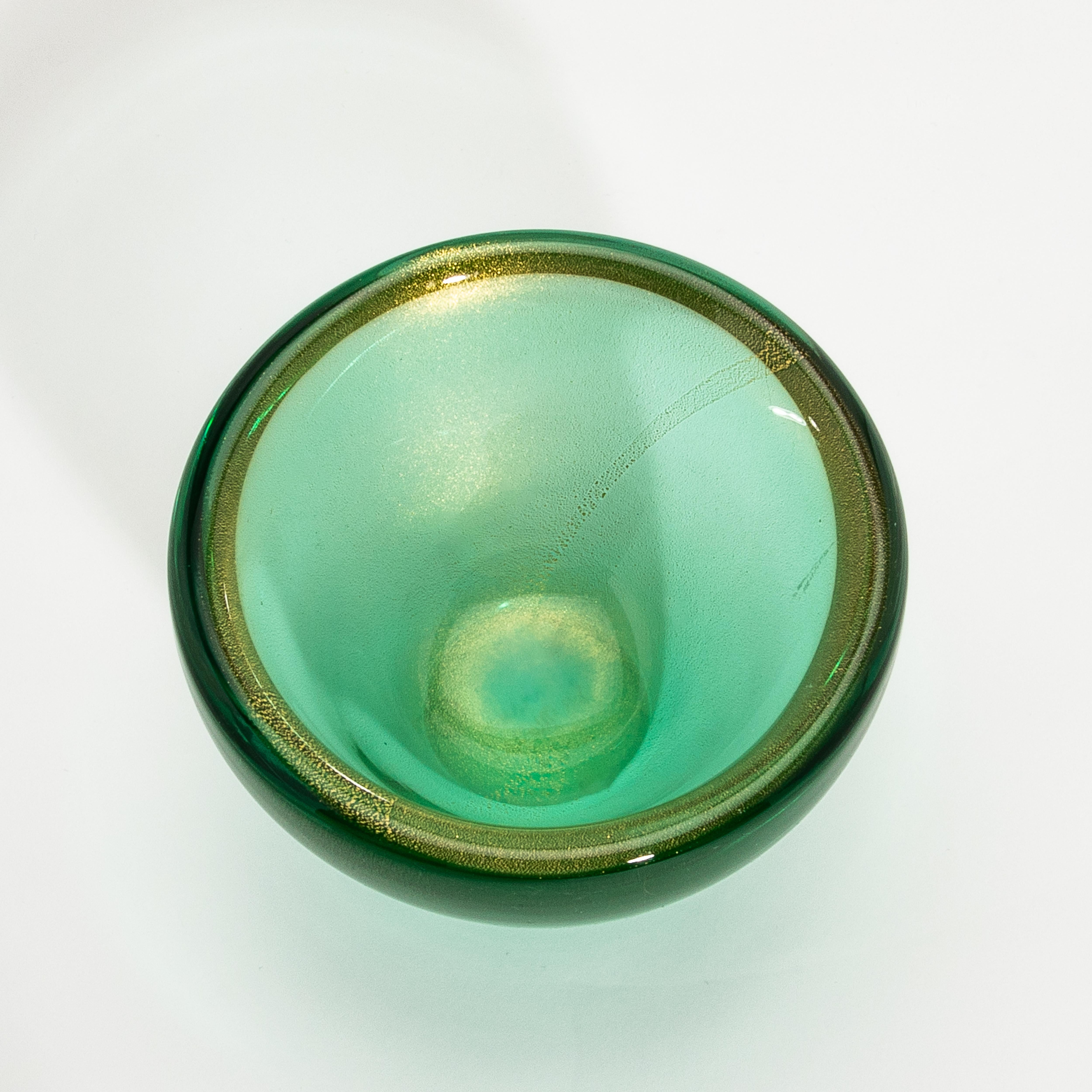 Hand-Blown Murano Bowl in Green with 24-Karat Gold Flecks (21. Jahrhundert und zeitgenössisch) im Angebot