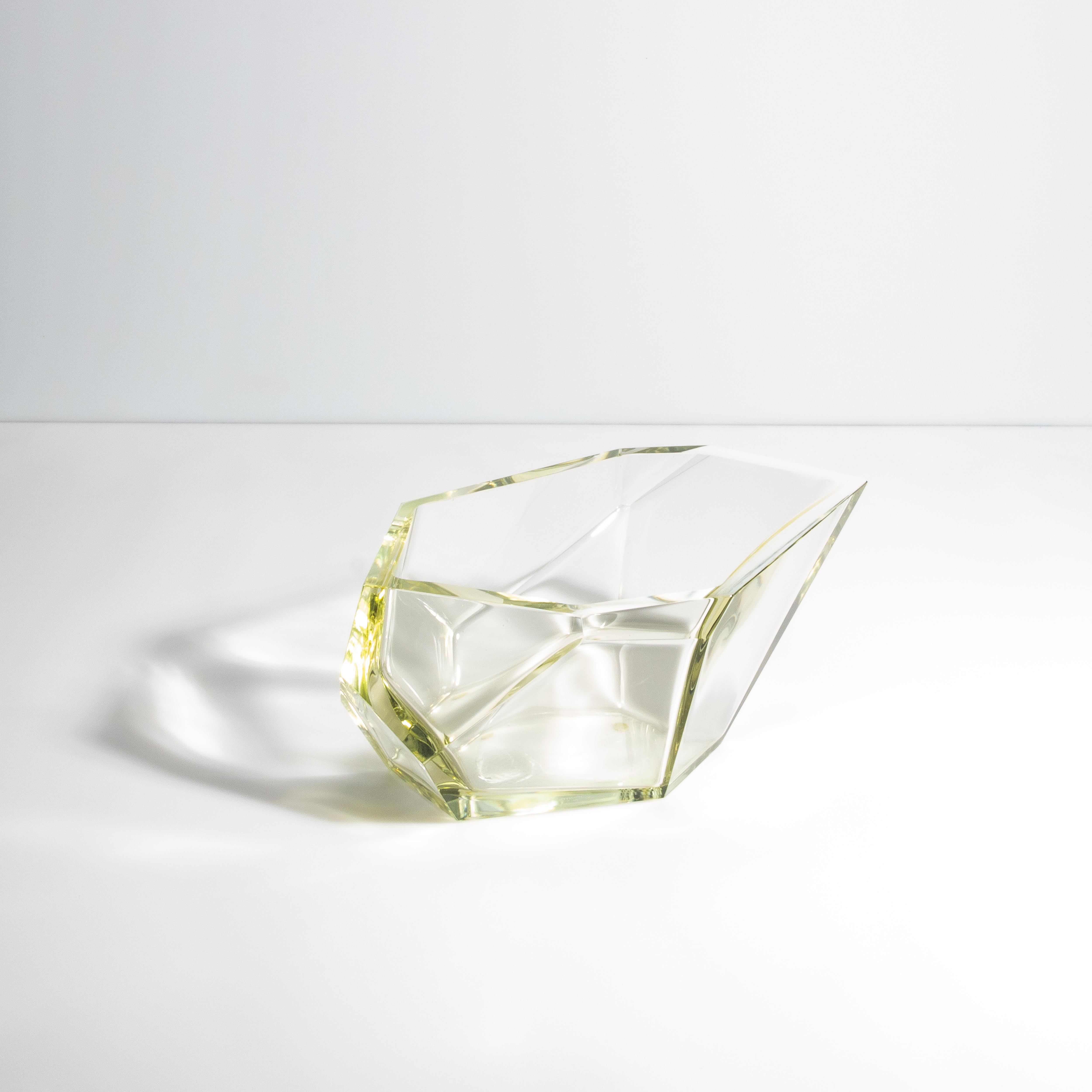 Questa squisita ciotola di Murano soffiata a mano presenta una sottile tonalità dorata che sfuma in un colore quasi chiaro, mettendo in mostra la delicata maestria artigianale e il design innovativo che contraddistinguono l'arte vetraria italiana.