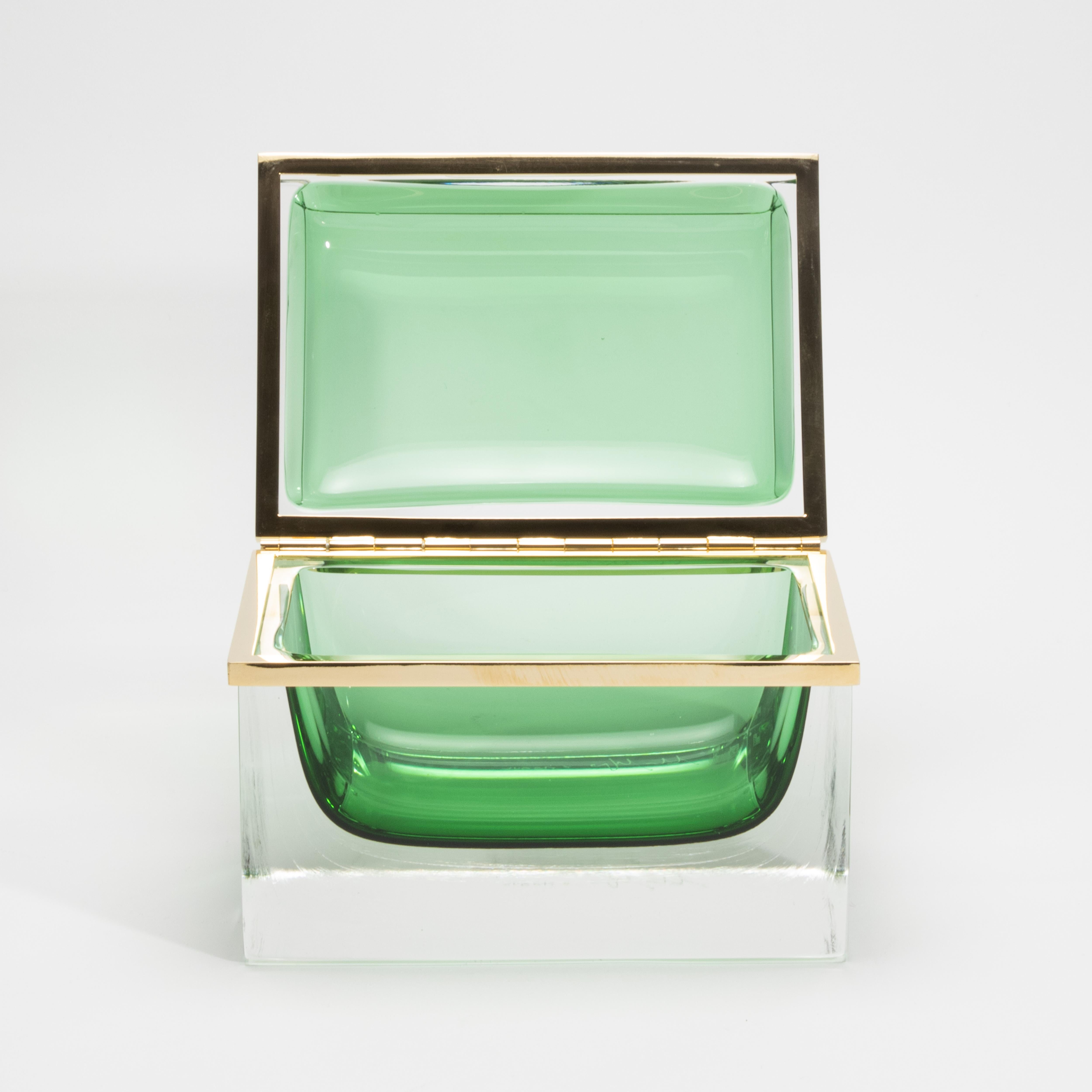 Hand-Blown Murano Box in Emerald Green with Brass Fittings For Sale 4