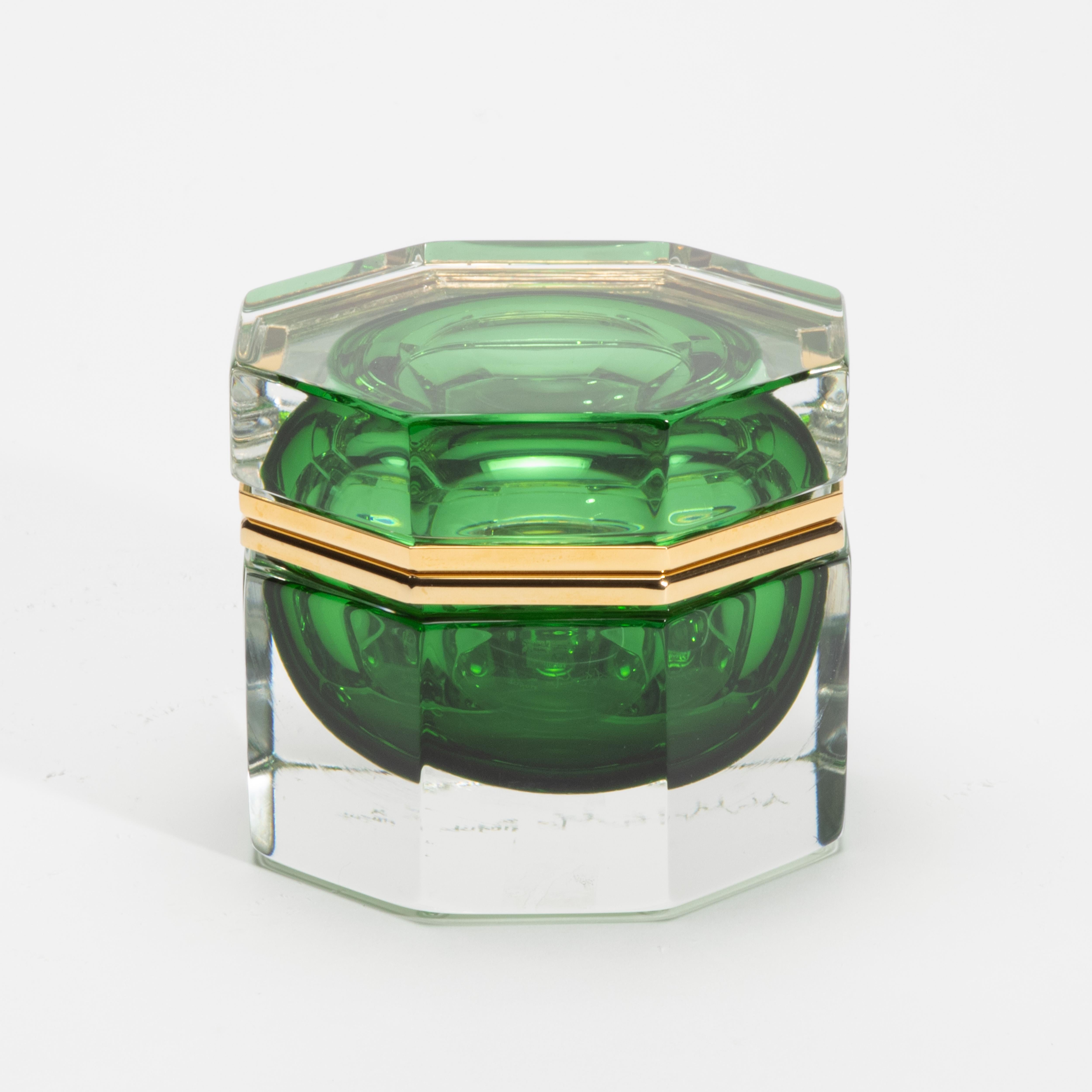 Handgeblasene Murano-Dose in Smaragdgrün mit Messingbeschlägen im Angebot 4