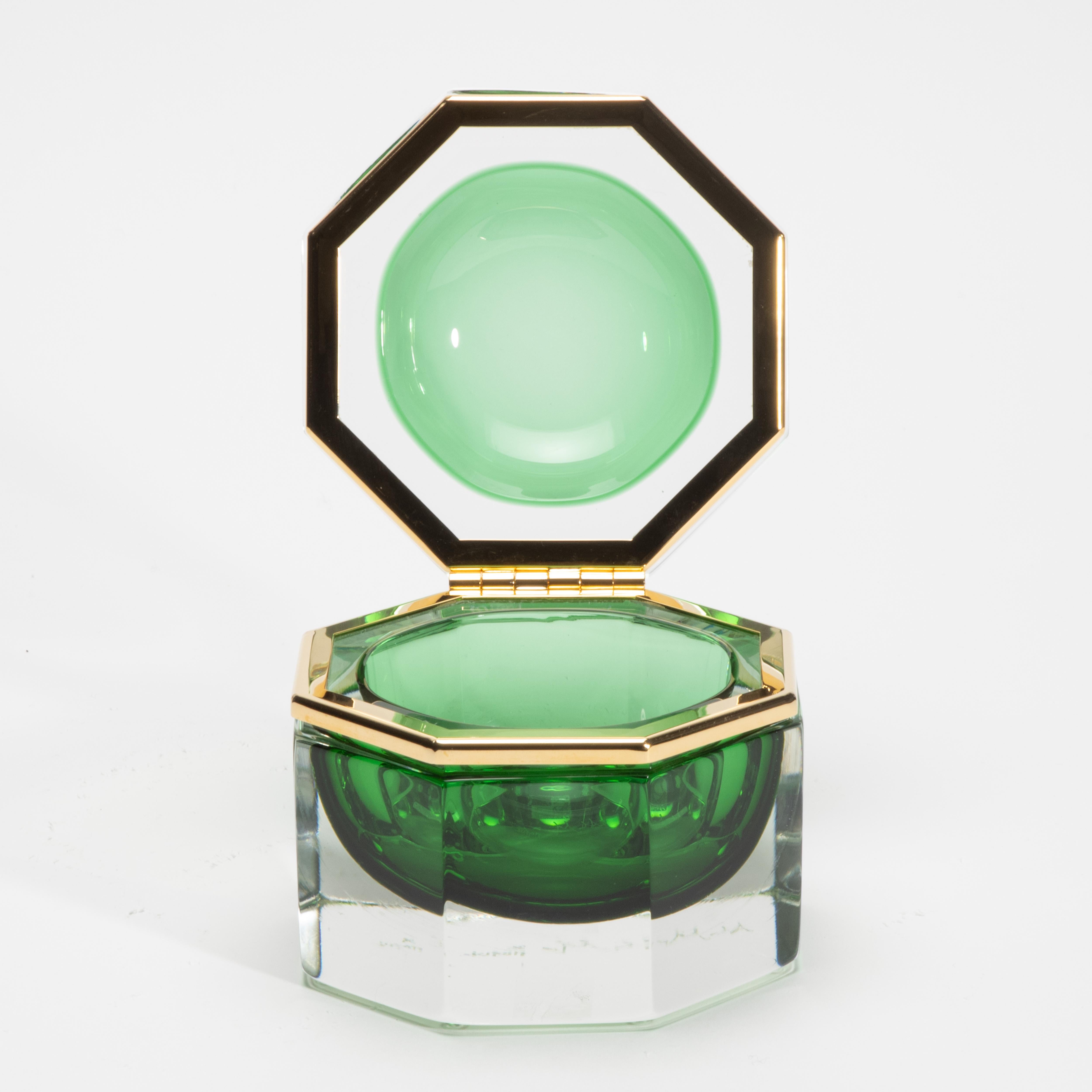 Handgeblasene Murano-Dose in Smaragdgrün mit Messingbeschlägen (Moderne) im Angebot